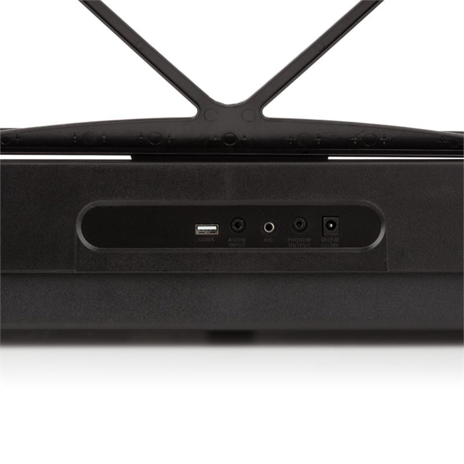 Schwarze Klavierrückseite mit USB-, Audio- und Ausgangsanschlüssen sowie Stromeingang.