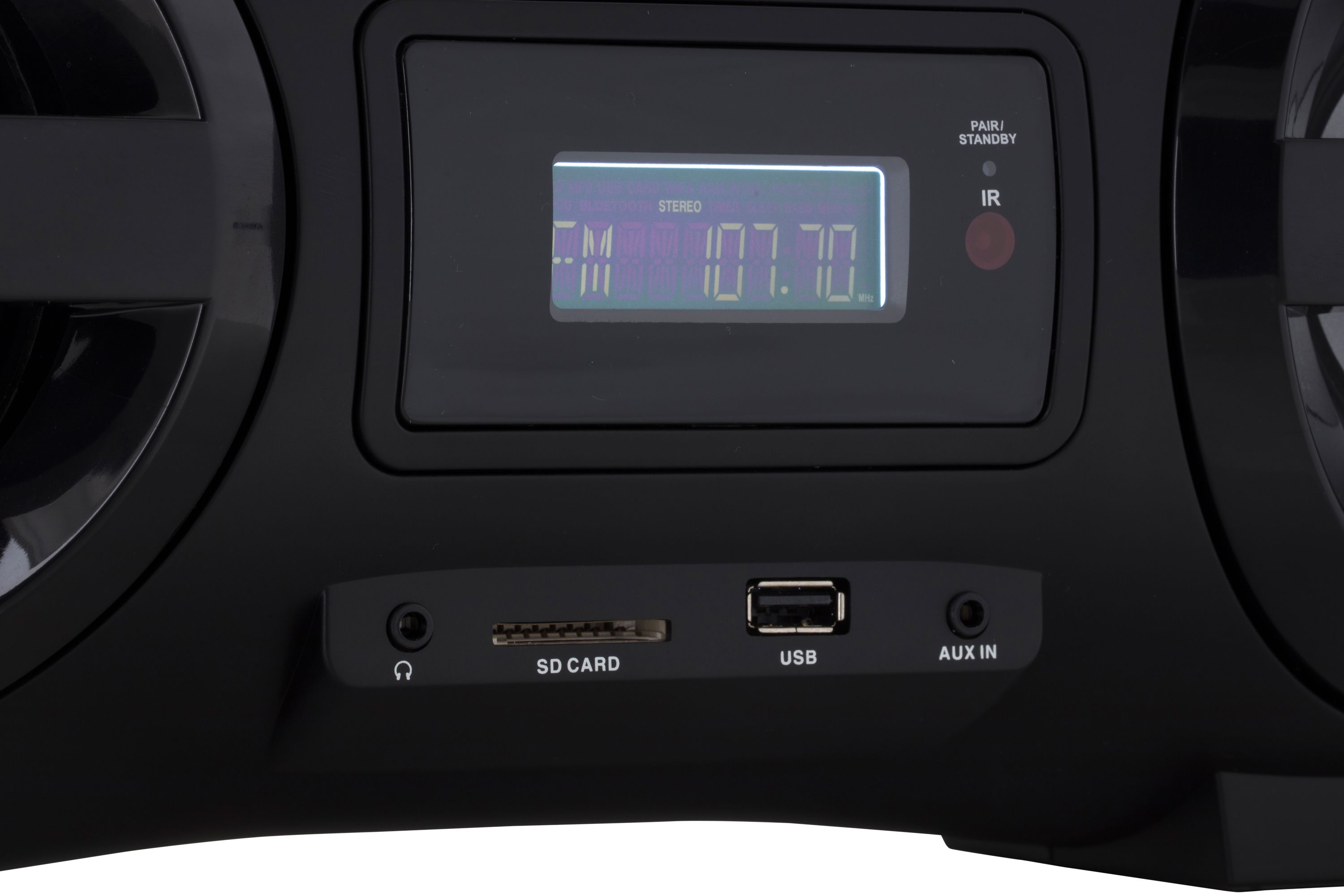 Schwarzer tragbarer Lautsprecher. Display zeigt 107.70. SD-Karte, USB- und AUX-Anschlüsse sind sichtbar.