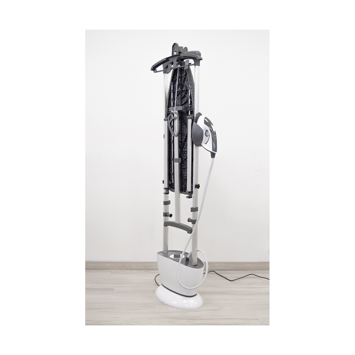 Ein weißer und grauer Kleiderdampfer. Der Dampfer hat eine Kleiderstange, einen Wassertank und einen Dampfkopf.