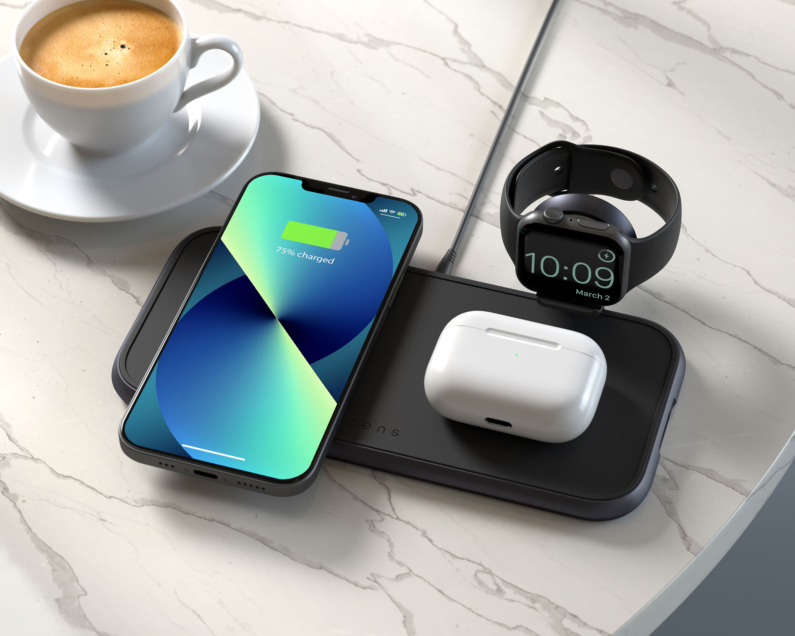 Telefon, das auf einem kabellosen Ladegerät geladen wird, mit einer Smartwatch und Ohrhörern, auf Marmoroberfläche.