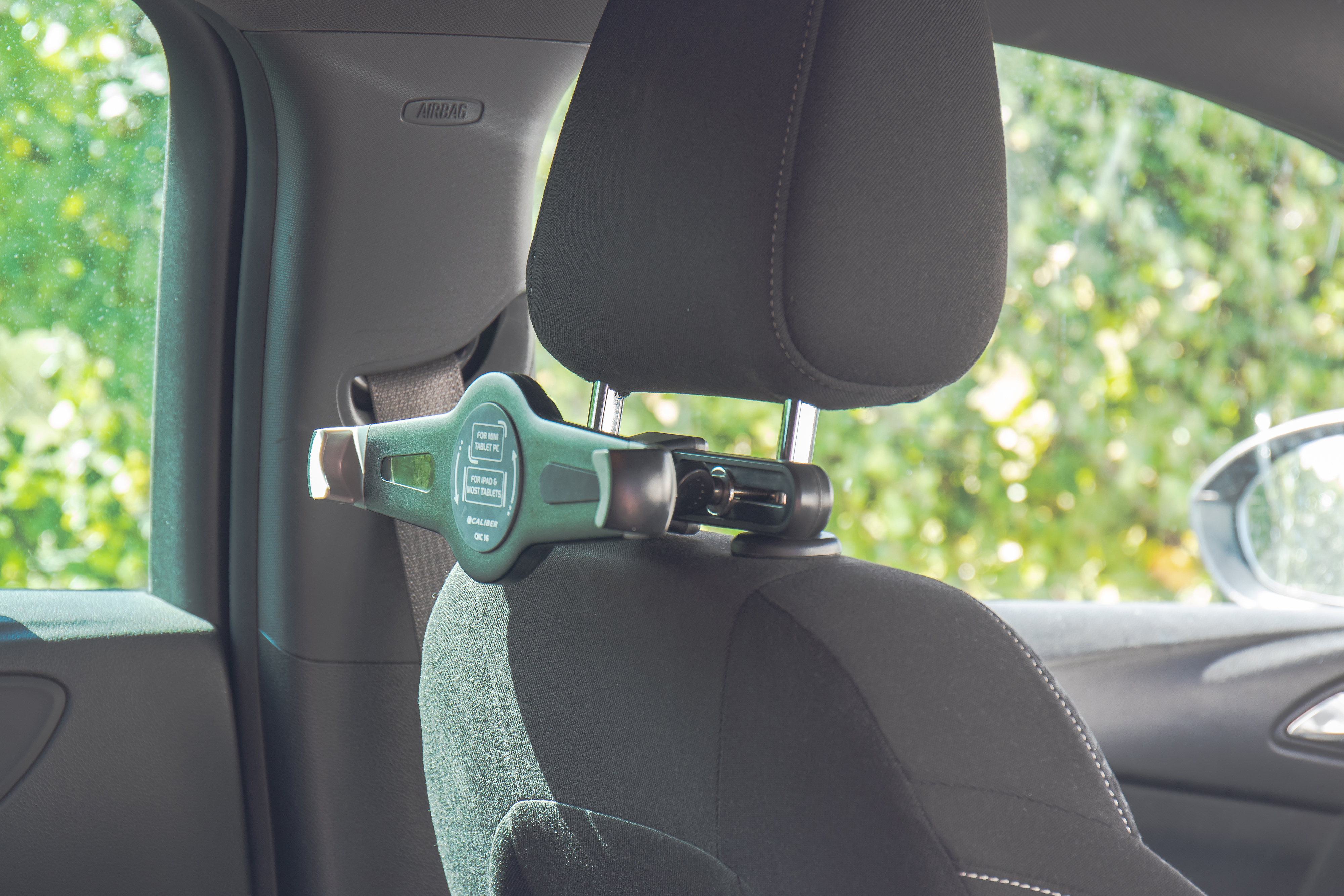 Eine im Auto installierte Kopfstützenvorrichtung, grün und grau.
