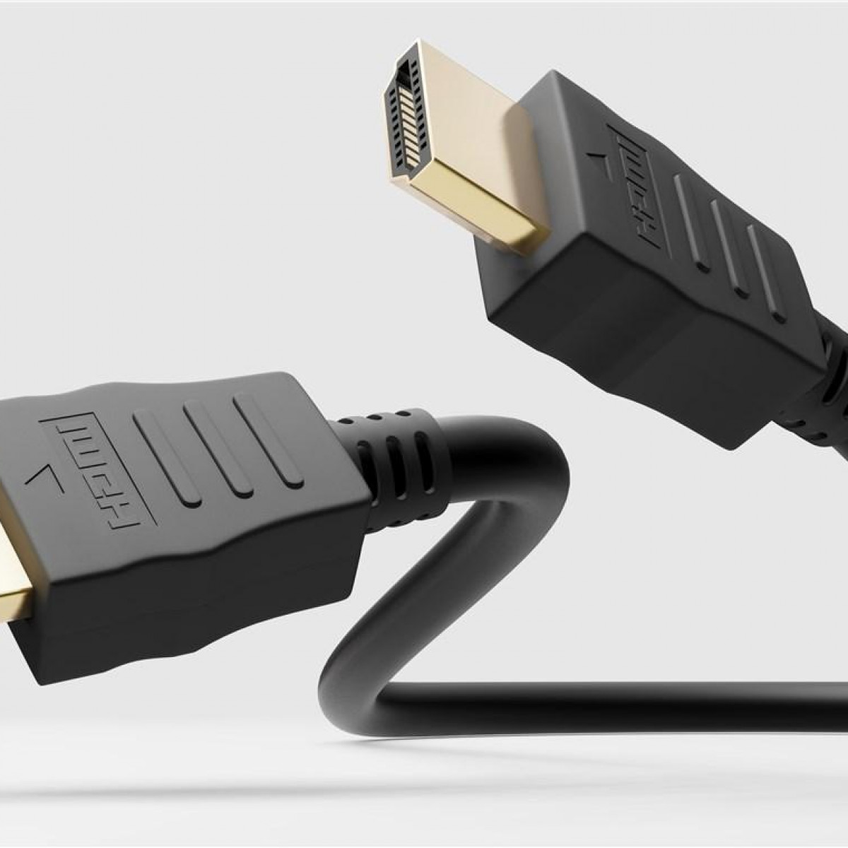 Schwarzes HDMI-Kabel mit goldenen Anschlüssen. Nahaufnahme auf weißem Hintergrund.
