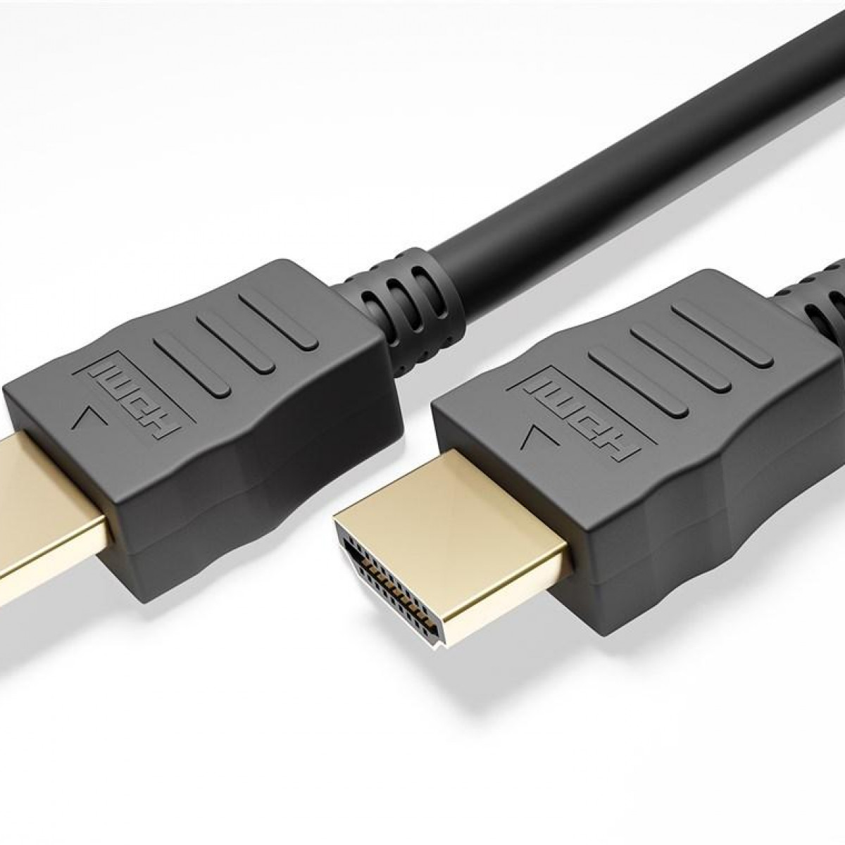 Zwei HDMI-Kabel mit schwarzen Steckern und goldenen Steckern. Die Kabel liegen auf weißem Grund.