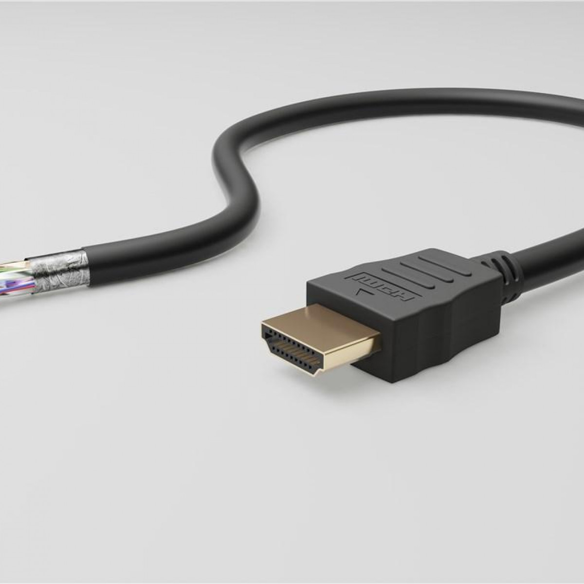 Schwarzes HDMI-Kabel mit einem Stecker und einem Teil des Kabels mit sichtbaren Drähten.