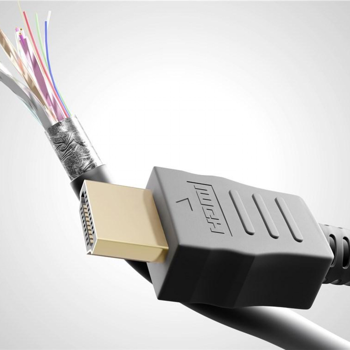 Nahaufnahme eines HDMI-Kabels mit goldfarbenem Stecker und freiliegenden Innendrähten. Graues und schwarzes Kabel.
