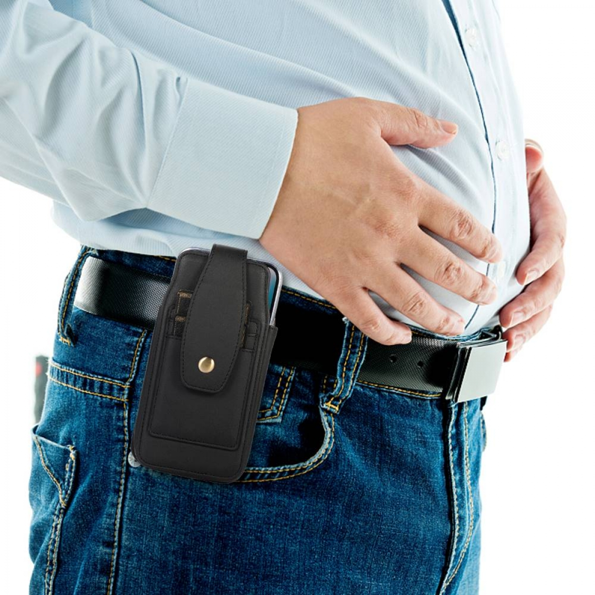 Mann trägt eine schwarze Handyhüllen-Holster am Gürtel, mit blauer Jeans und weißem Hemd.