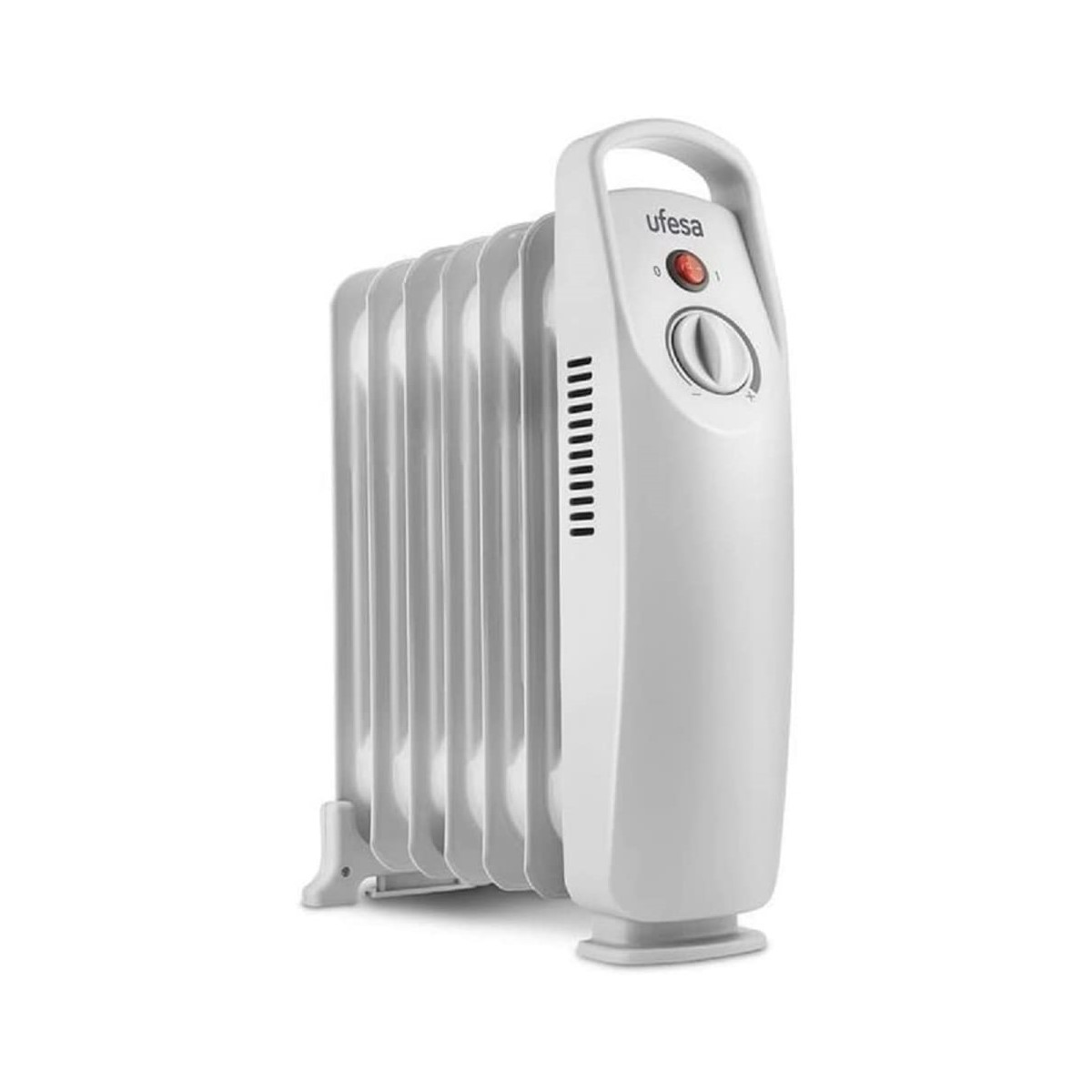 Weißer Ölradiator mit Bedienfeld. Isoliert auf weißem Hintergrund.