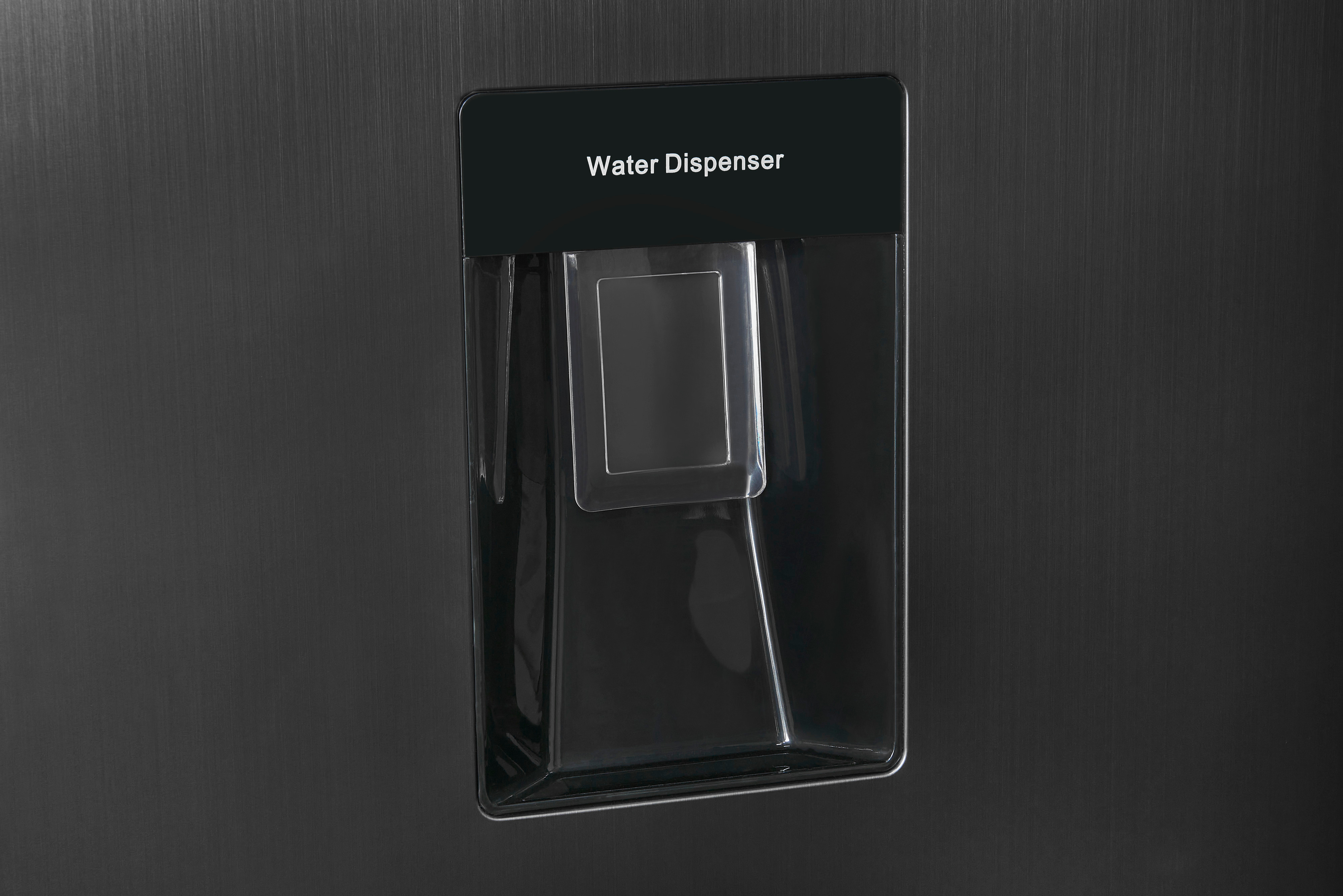 Schwarzer Wasserspender mit durchsichtigem Wasserauslass. Dunkelgrauer Hintergrund.