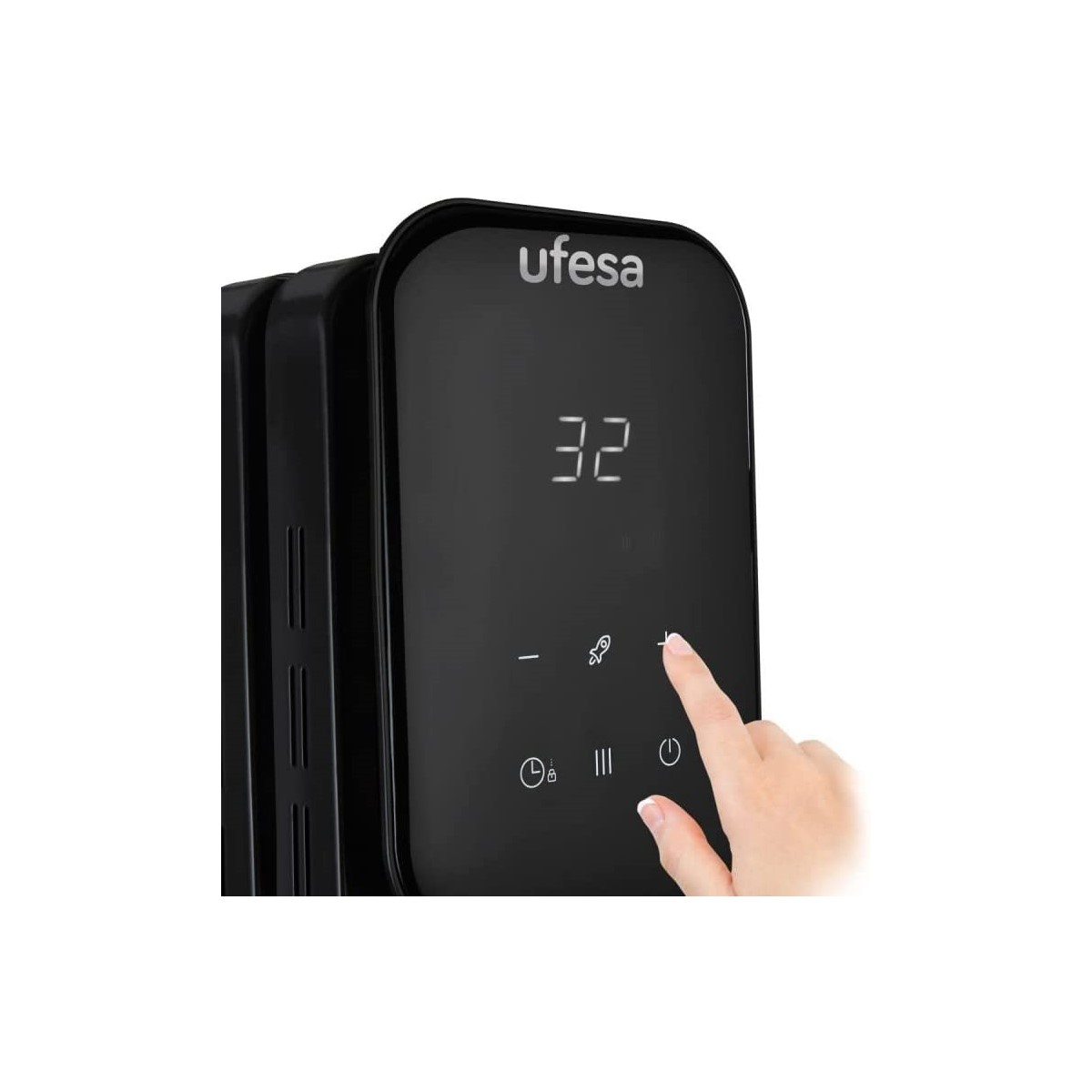 Eine Hand berührt eine schwarze Heizung mit einer Digitalanzeige, die die Zahl 32 zeigt.