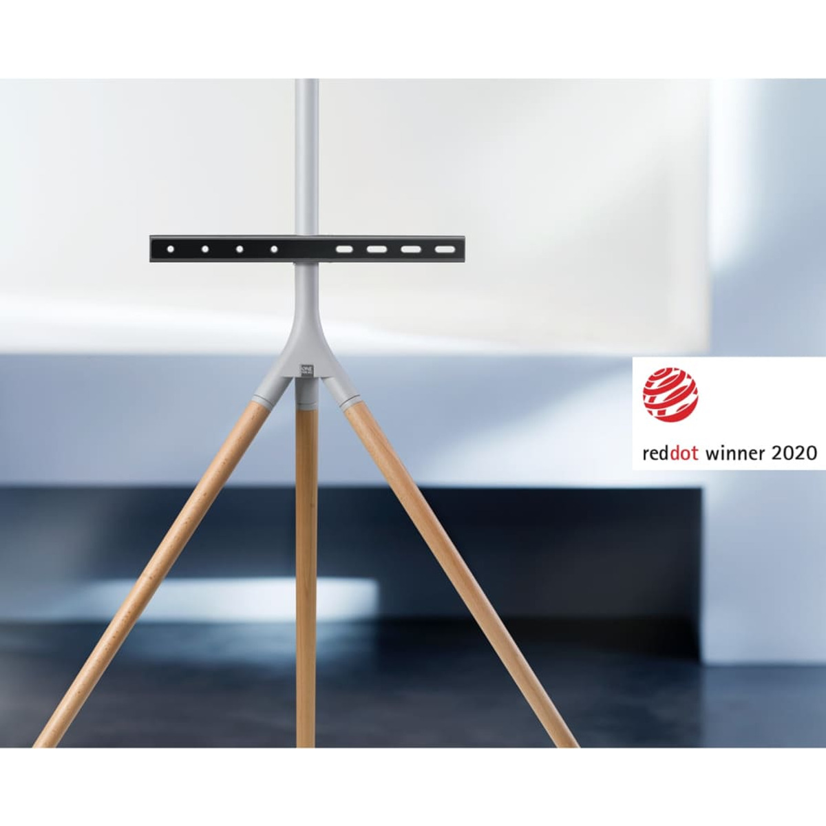Un meuble TV moderne avec des pieds en bois et un cadre en métal, avec un logo Red Dot Design Award.