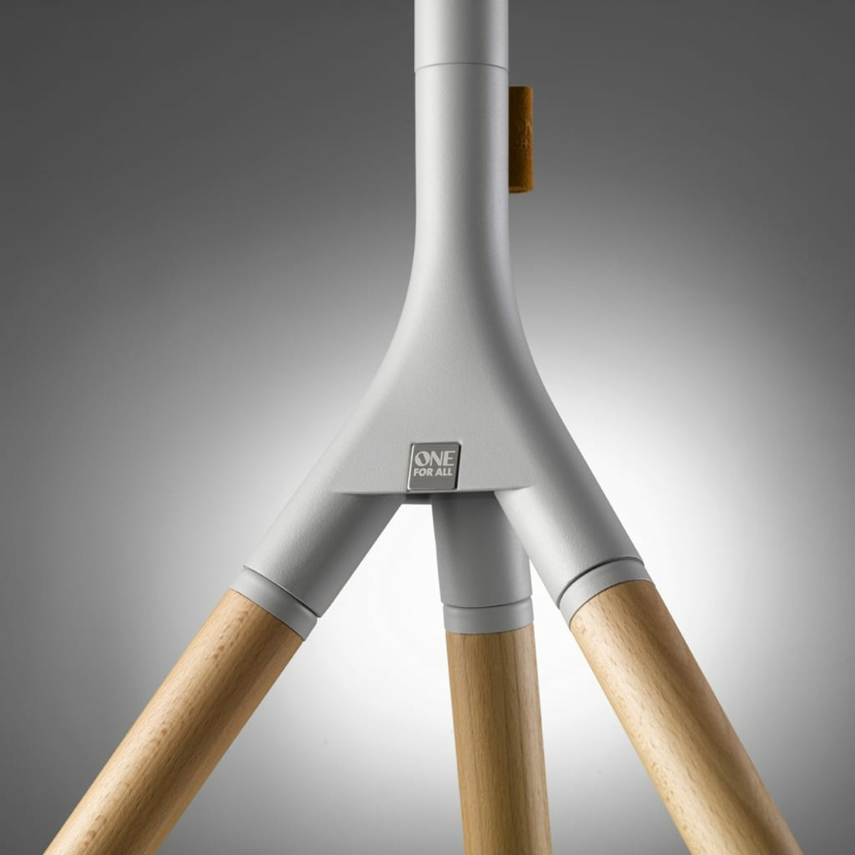 Un support blanc et bois avec un design de type trépied, isolé sur fond gris clair.