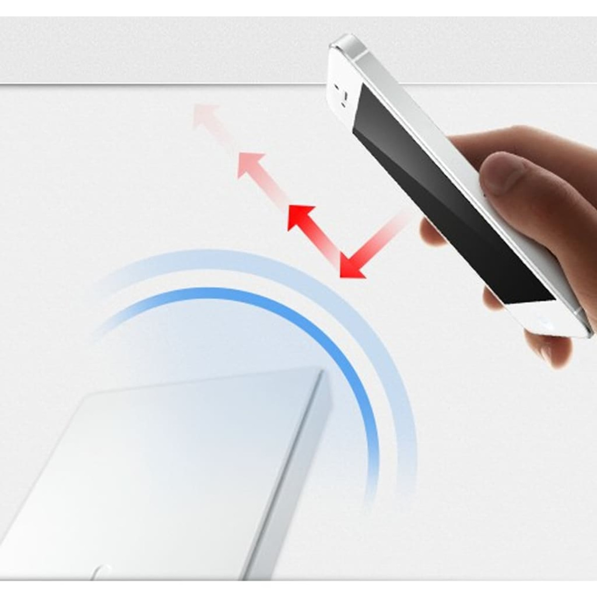 Eine Hand, die ein silbernes Telefon hält, interagiert mit einem weißen Gerät. Rote Pfeile zeigen Datenübertragung.