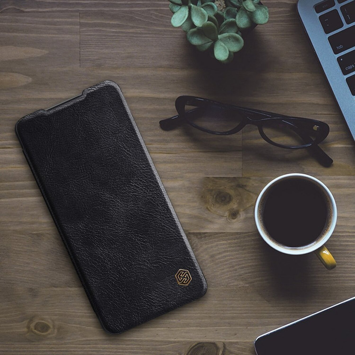 Schwarze Handyhülle, Brille, Kaffee, Tastatur, Holzoberfläche.
