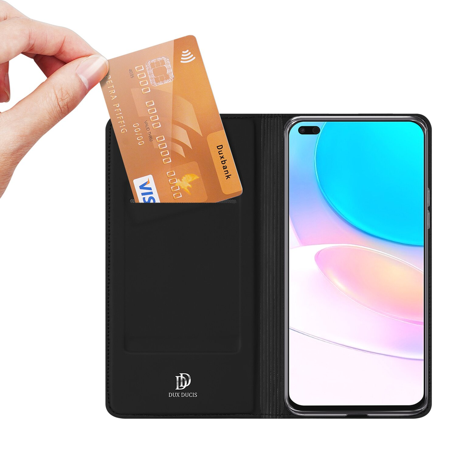 Hand steckt goldene Kreditkarte in schwarze Handyhülle mit Telefon, weißer Hintergrund.