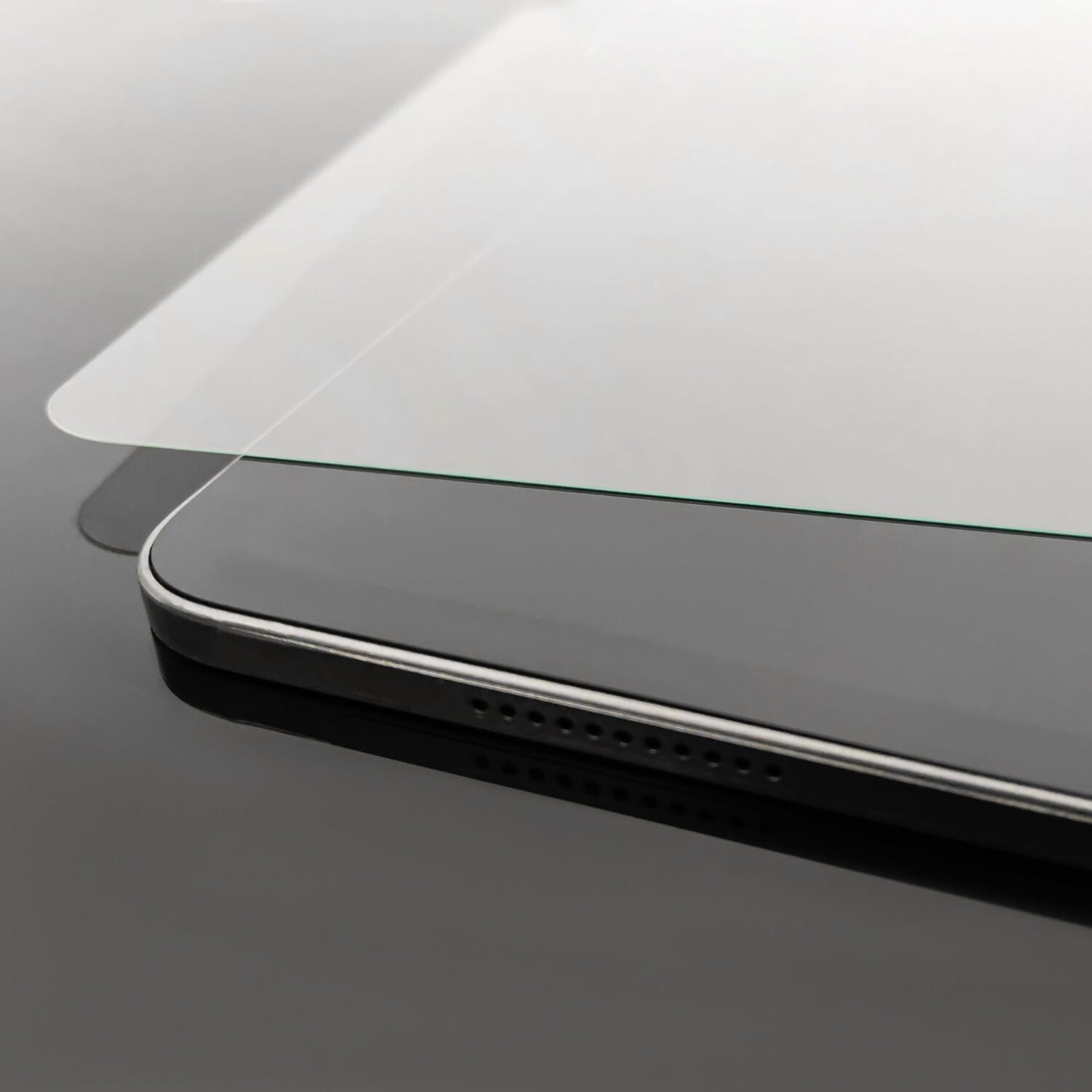 Ein schwarzes Tablet mit einem Glasschutz. Die Oberfläche ist reflektierend.