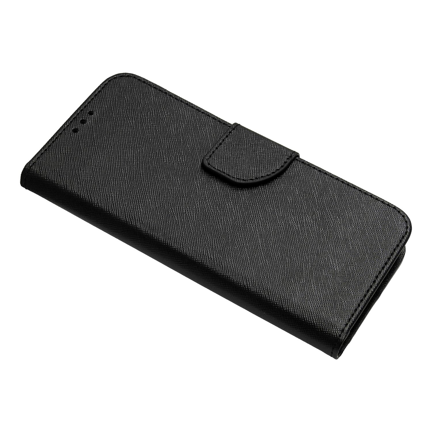 Eine schwarze Handyhülle mit Knopfverschluss auf weißem Untergrund, angewinkelte Ansicht.