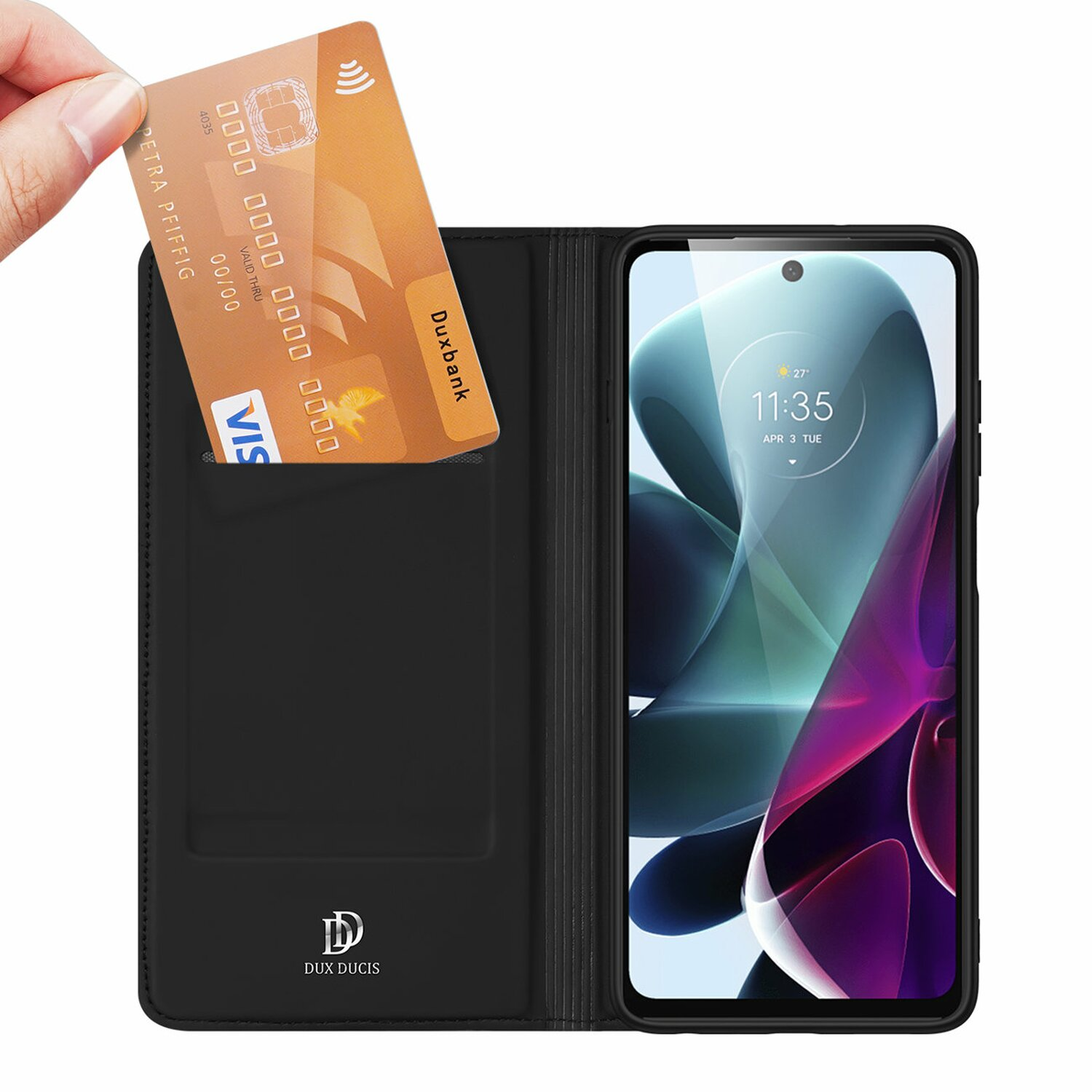 Hand steckt Kreditkarten in eine schwarze Handyhülle mit Telefon darin.