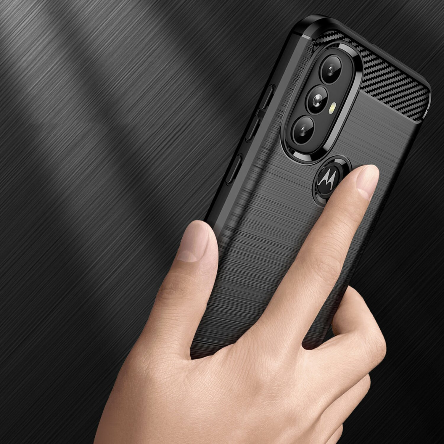 Eine Hand hält eine schwarze Handyhülle auf strukturiertem schwarzem Hintergrund. Das Telefon hat Kameras.