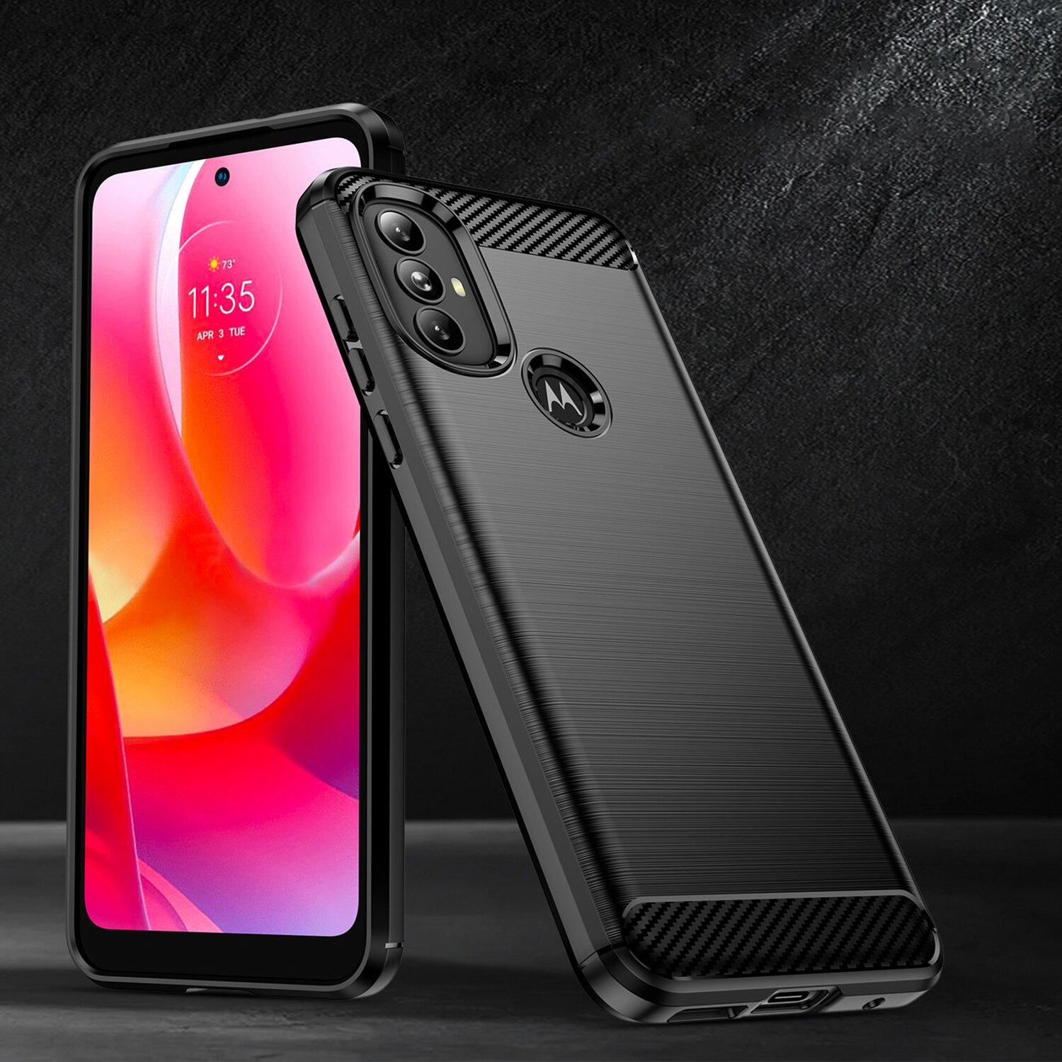 Schwarze Handyhülle an einem Telefon. Die Hülle hat eine Kohlefasertextur und einen Kameraausschnitt.