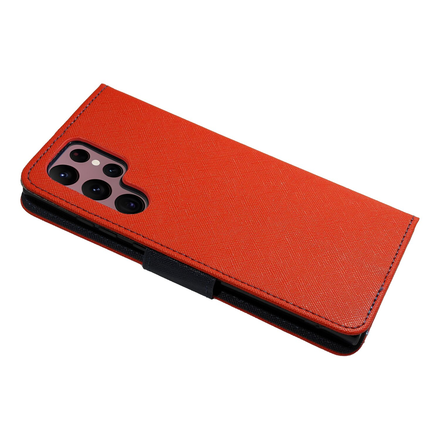 Orangefarbene Handyhülle geöffnet. Telefon mit mehreren Kameras ist drin.