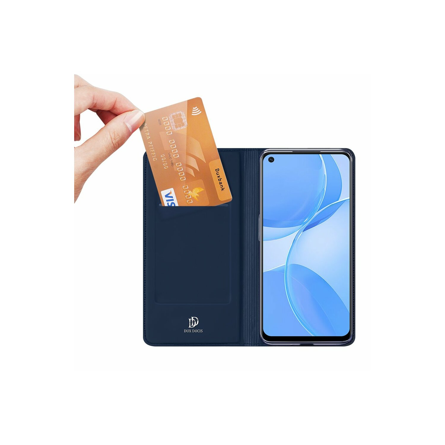 Hand steckt Kreditkarte in blaue Handyhülle mit Telefon.
