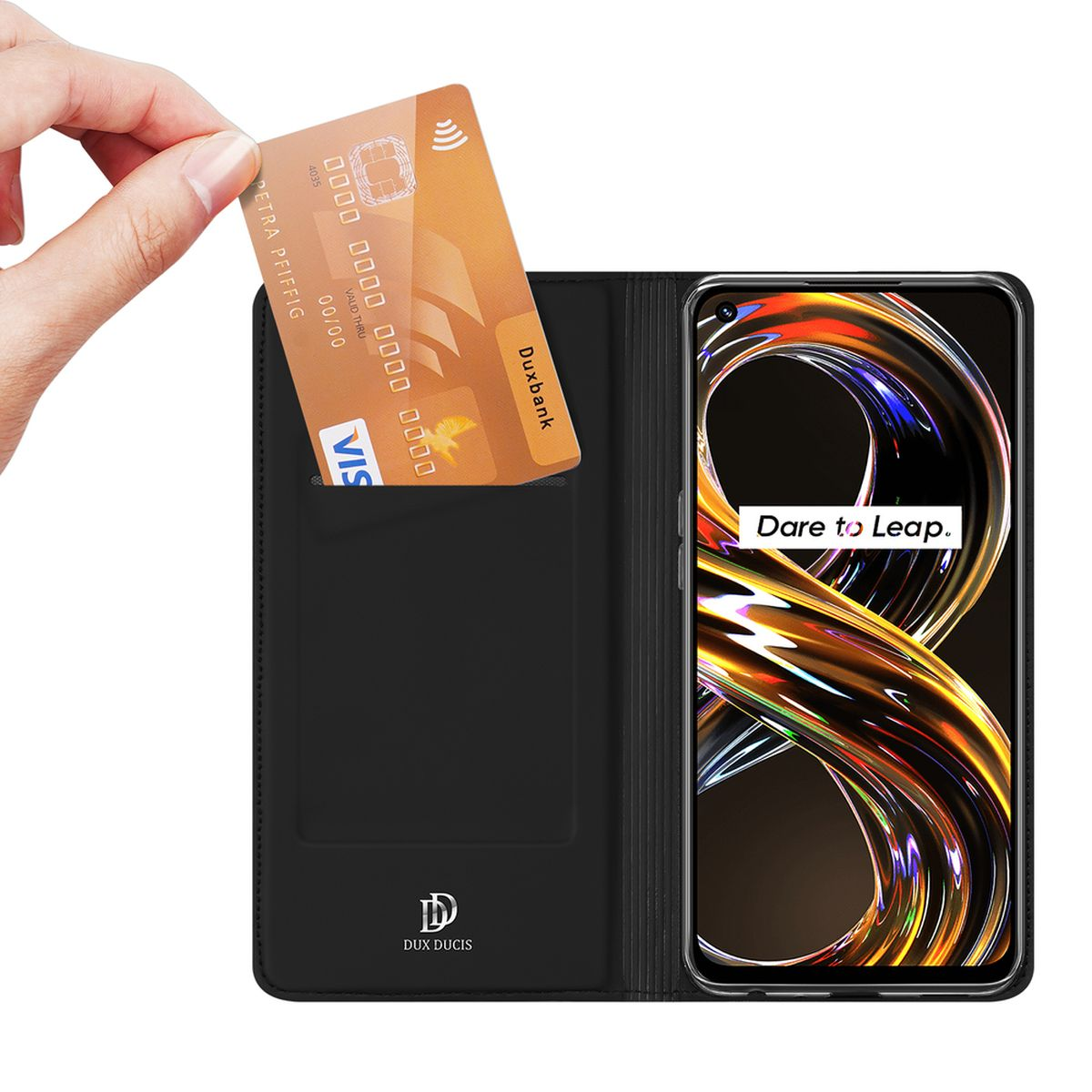 Mano che tiene una carta vicino a una custodia per telefono, lo schermo del telefono è visibile. La custodia è nera.
