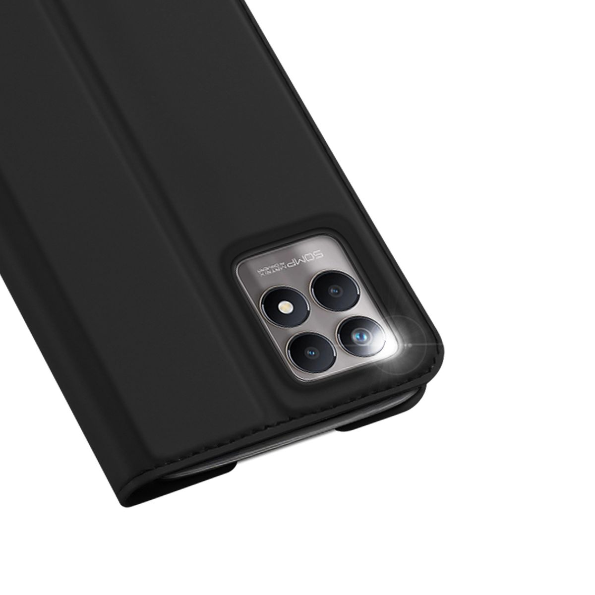 Custodia nera per telefono con configurazione a quattro fotocamere, flash acceso, su sfondo bianco.