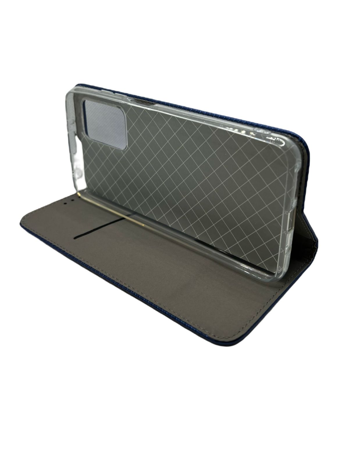 Eine Handyhülle, geöffnet, zeigt ein Telefon und Karten. Die Hülle ist aus Denim mit einem klaren Telefonhalter.