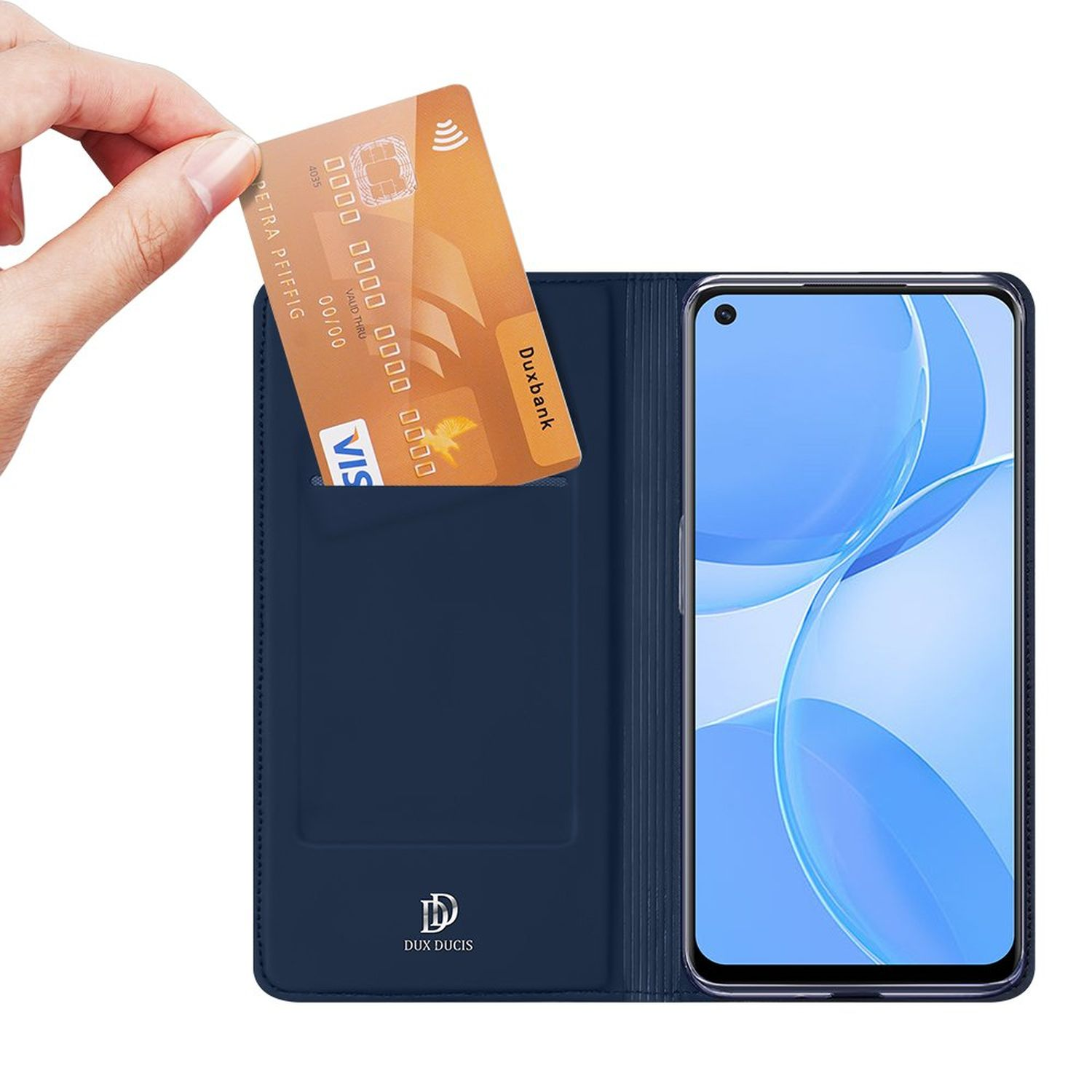 Hand hält Kreditkarte über offene blaue Handyhülle mit Telefon darin.