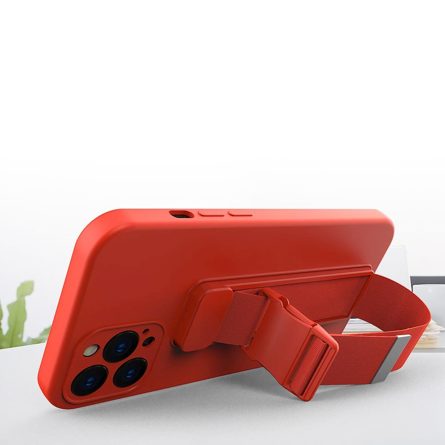 Rote Handyhülle mit Riemen. Das Telefon ist abgewinkelt und zeigt die Rückseite und den Haltegurt.