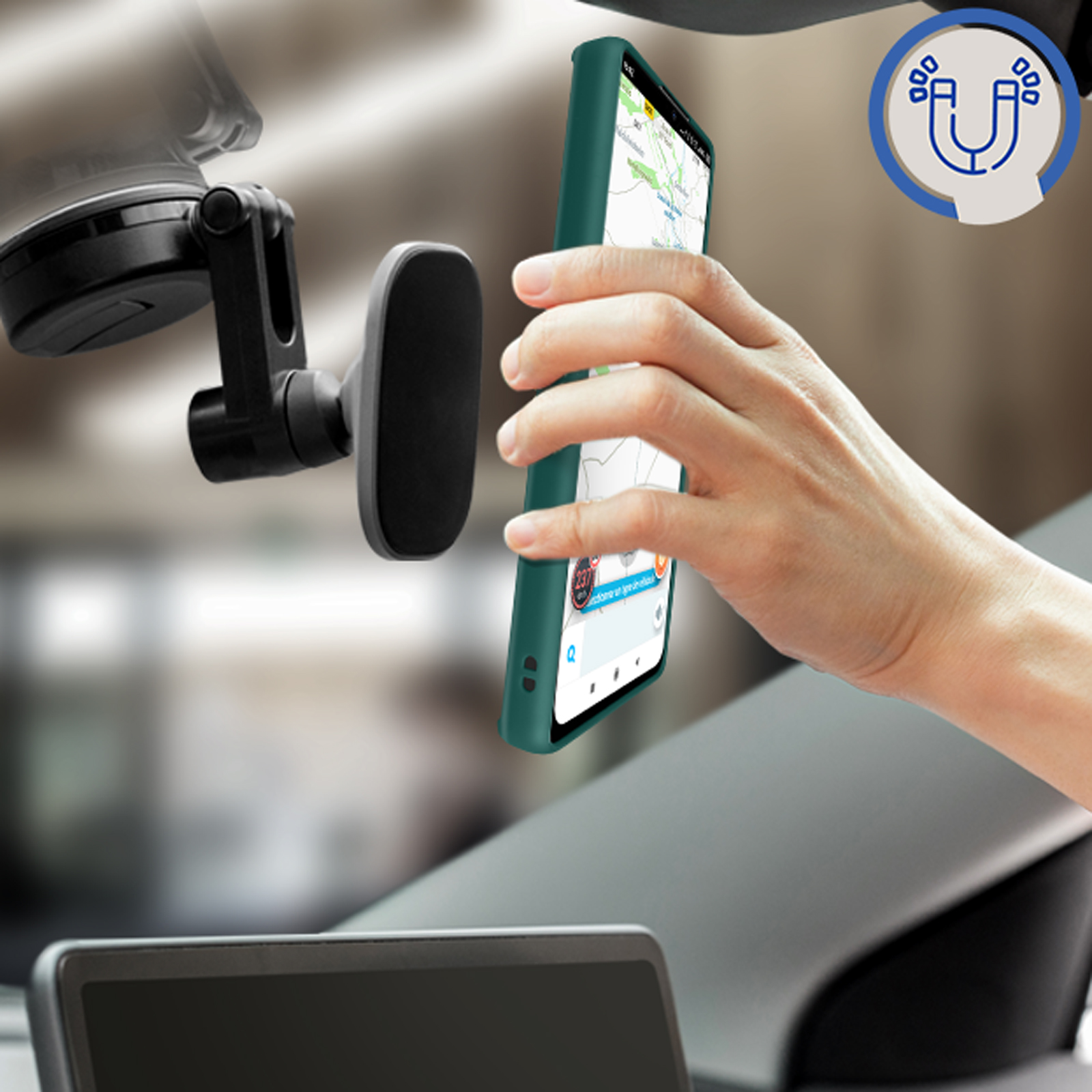 Una mano posiziona un telefono in un supporto per auto. Il telefono mostra un'app di navigazione.