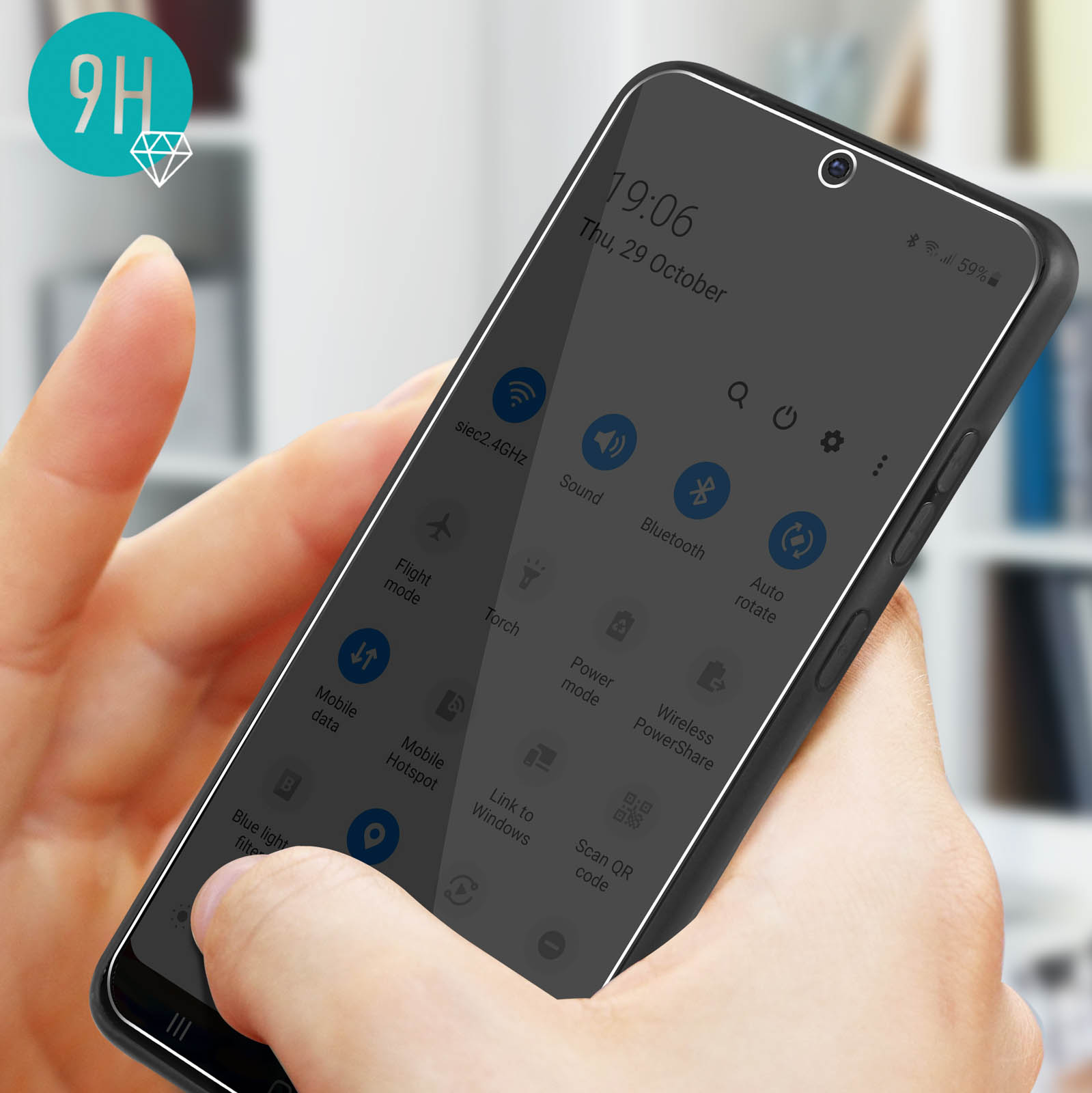 Telefono con protezione schermo che mostra icone delle app, in una mano.
