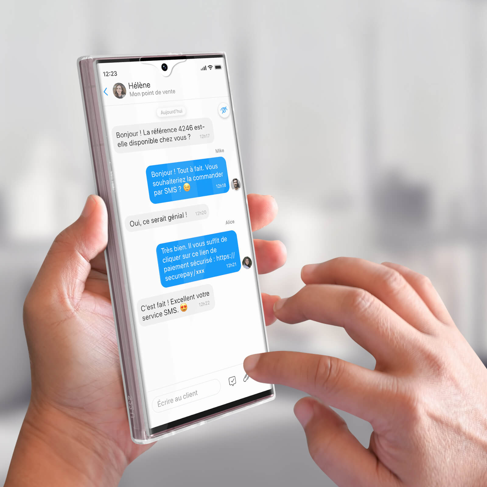 Un téléphone avec un écran affichant une application de messagerie, tenu par des mains.