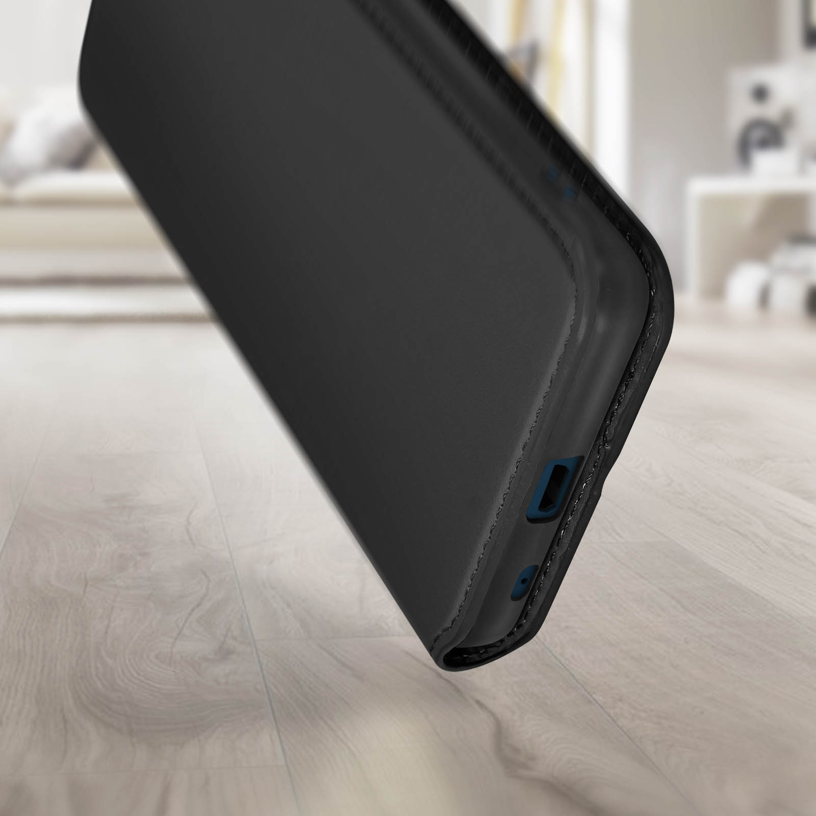 Custodia per telefono nera su una superficie di legno. La custodia è chiusa.