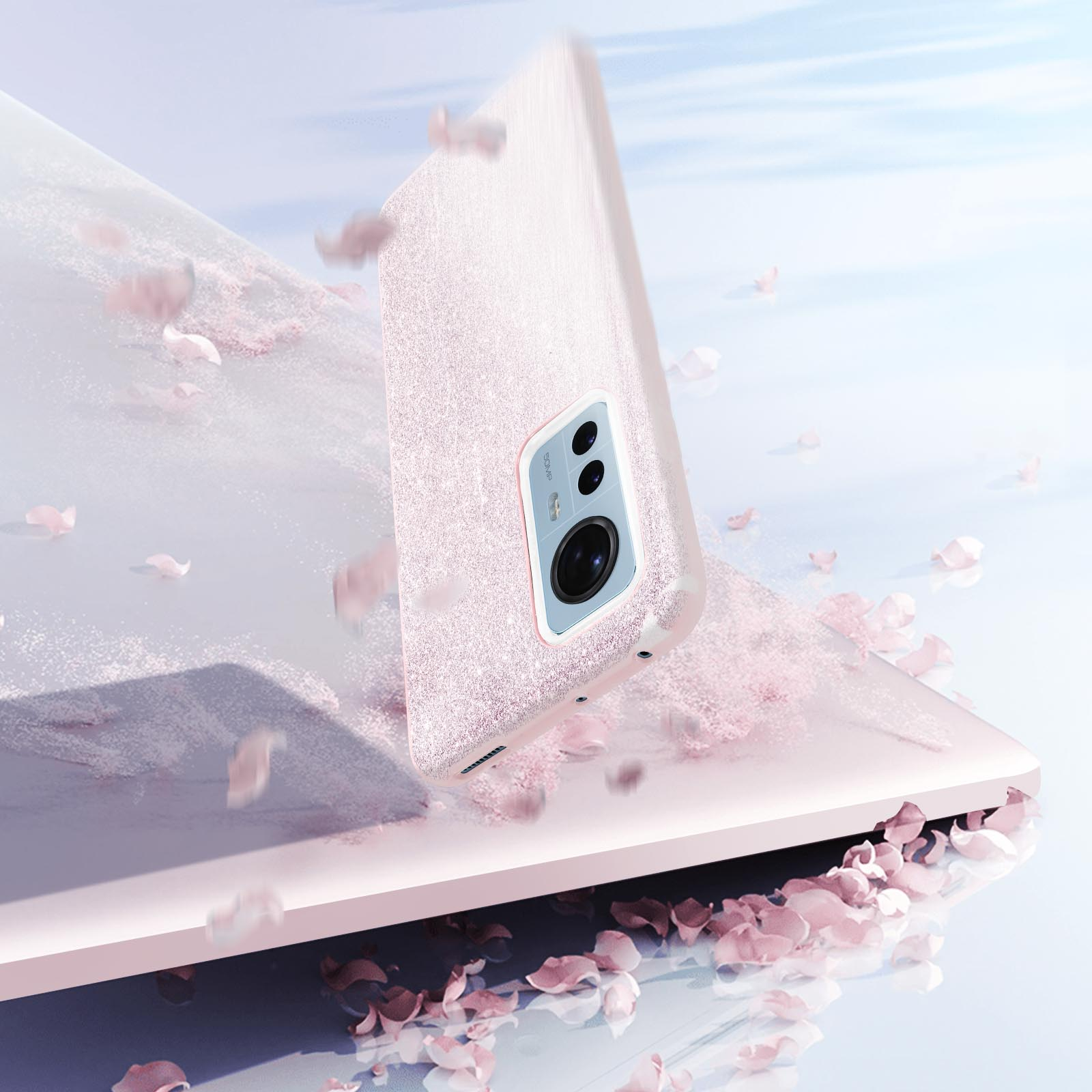 Custodia per telefono rosa con effetto petali che cadono. Il telefono è inclinato, mostrando la fotocamera.