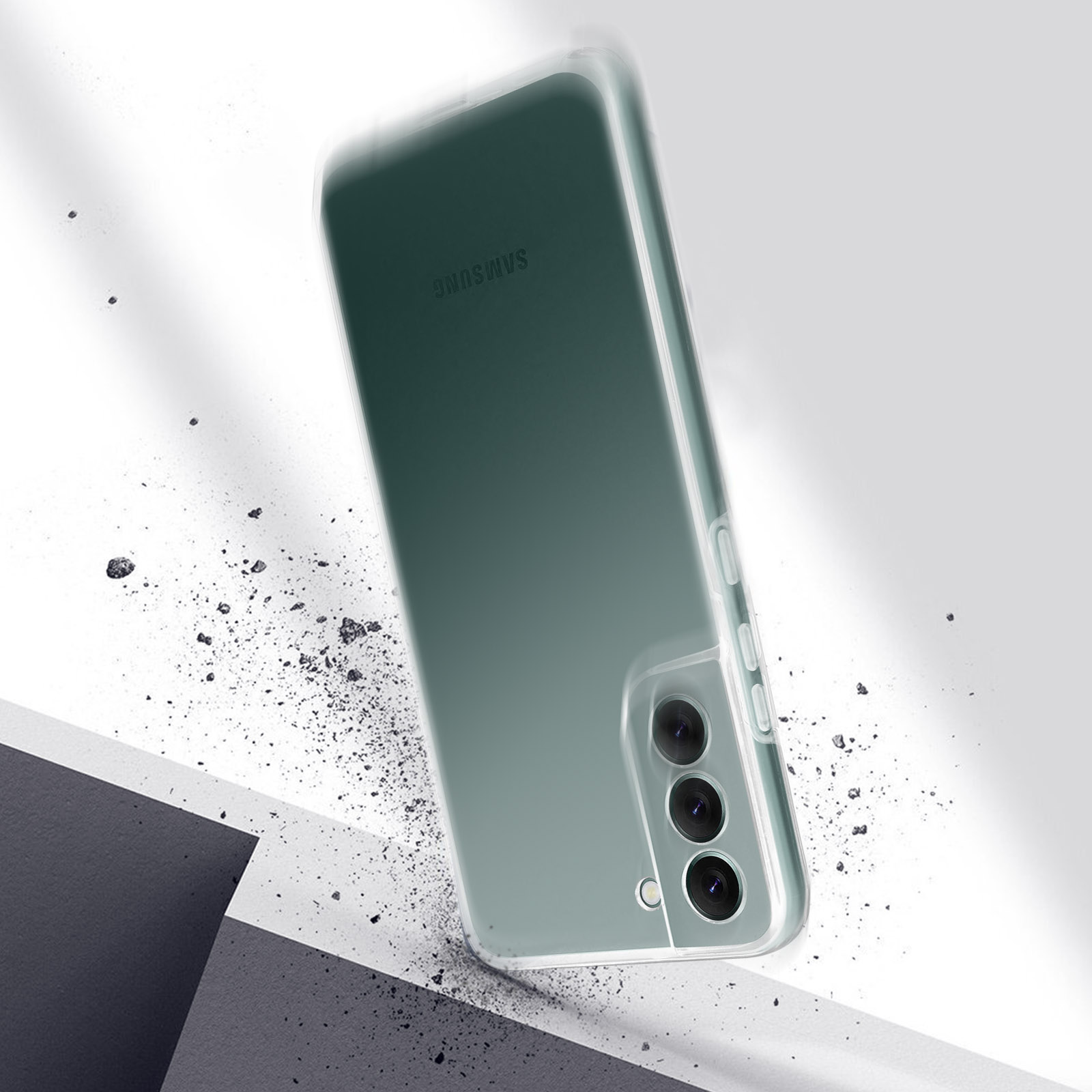 Custodia trasparente su telefono verde con tre fotocamere, alcune particelle intorno.