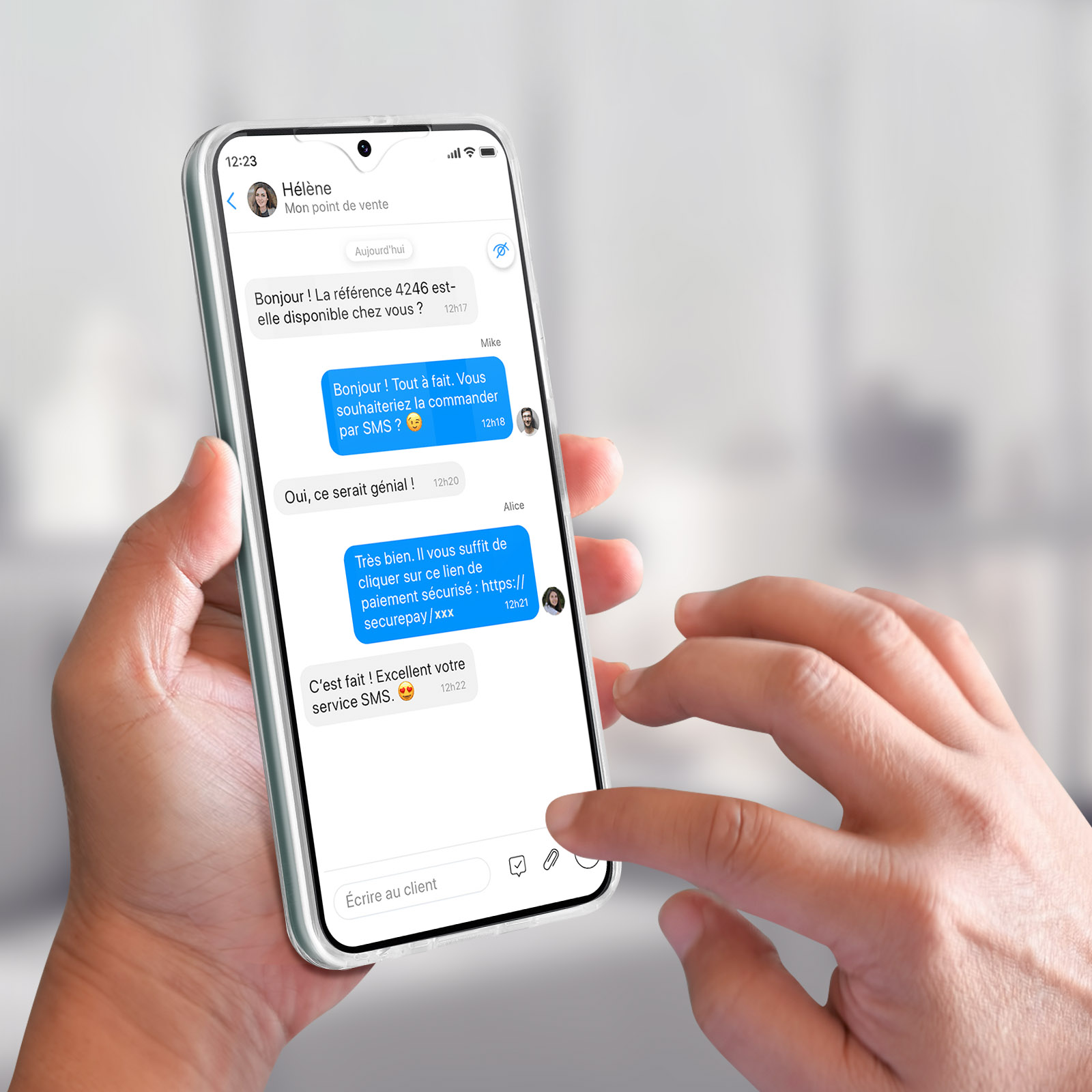 Smartphone che mostra una chat. Mani che tengono il telefono.
