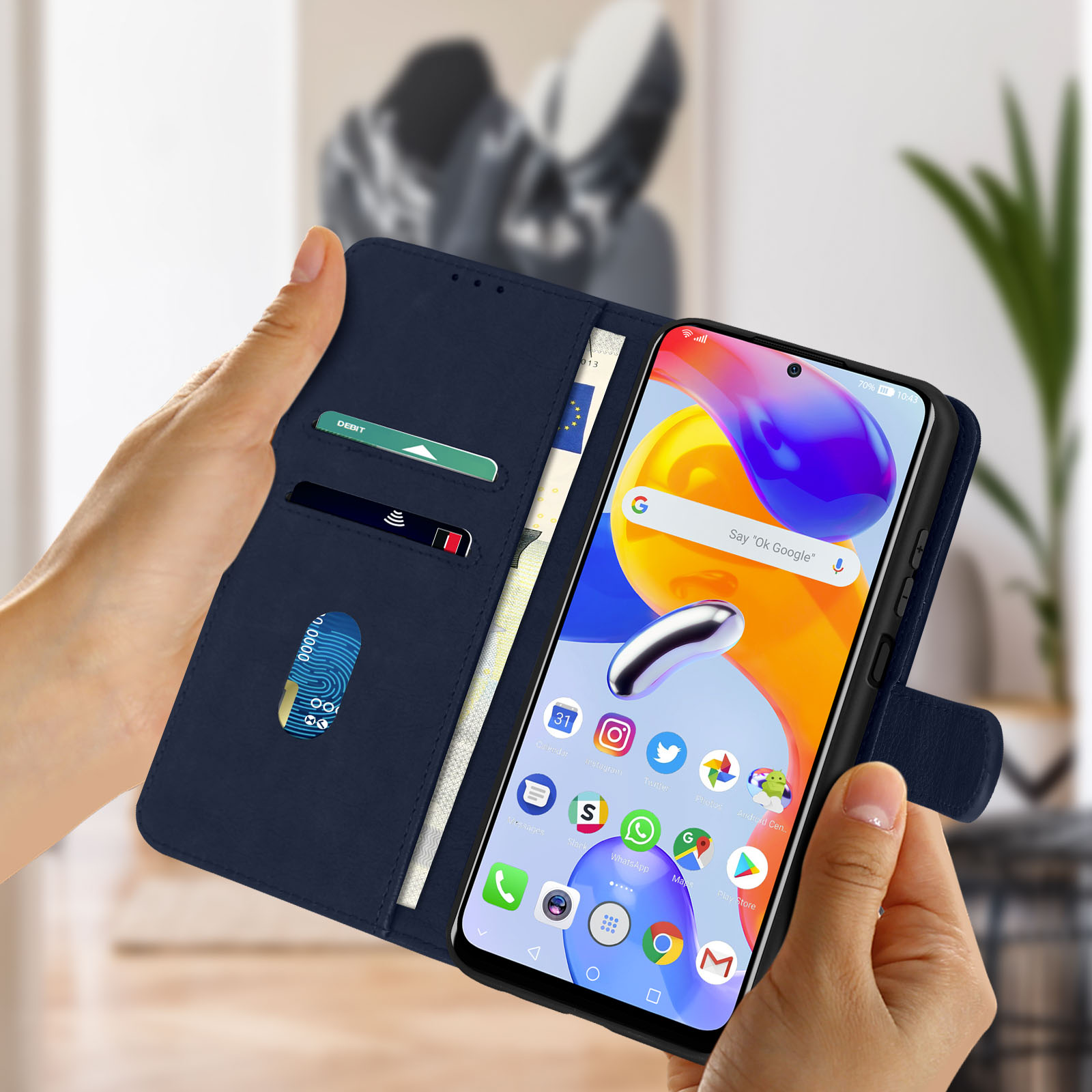 Mani che tengono aperta una custodia blu per telefono, rivelando uno smartphone che mostra una schermata dell'app. Carta di credito in uno slot.