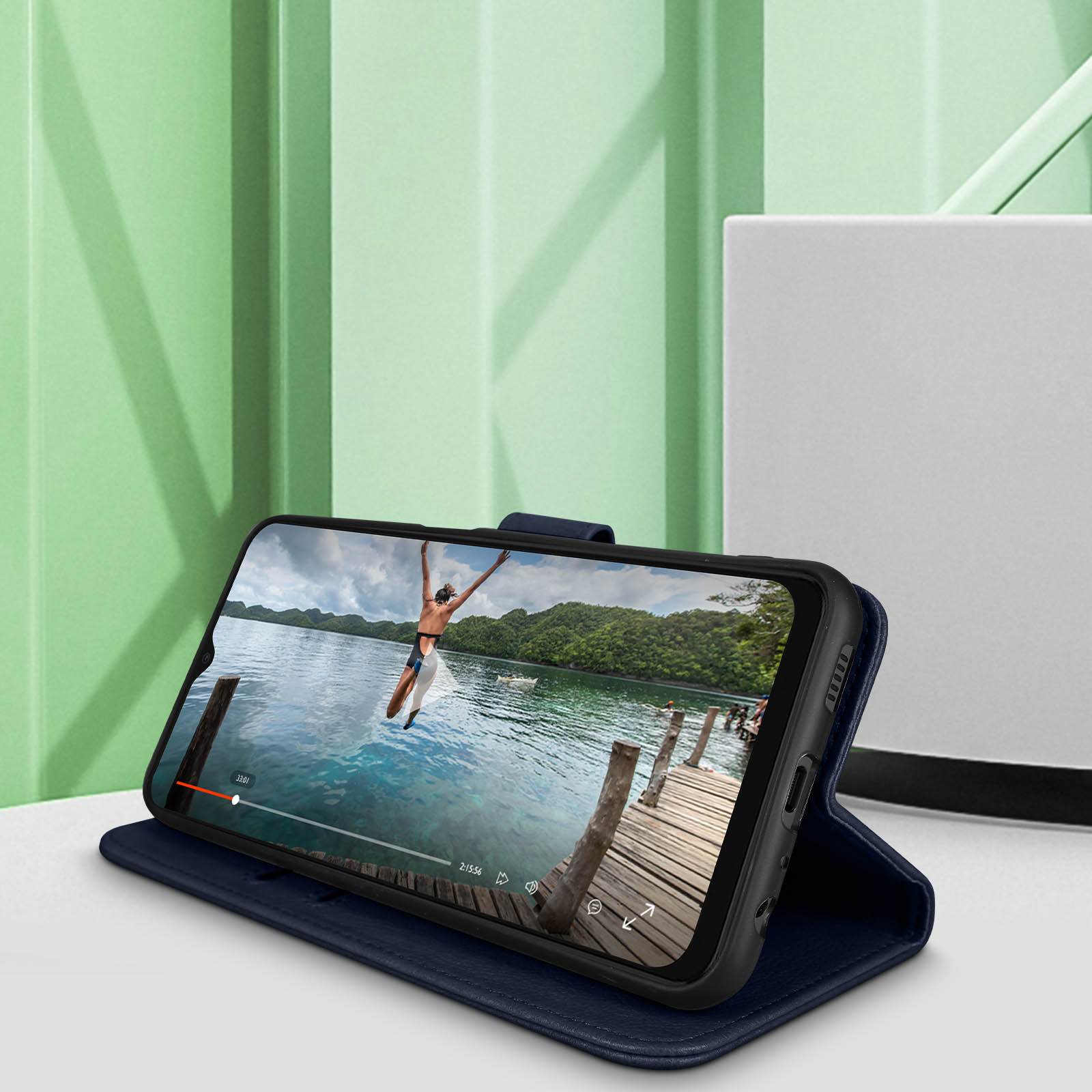Téléphone dans un étui, montrant une vidéo d'une personne plongeant dans l'eau.