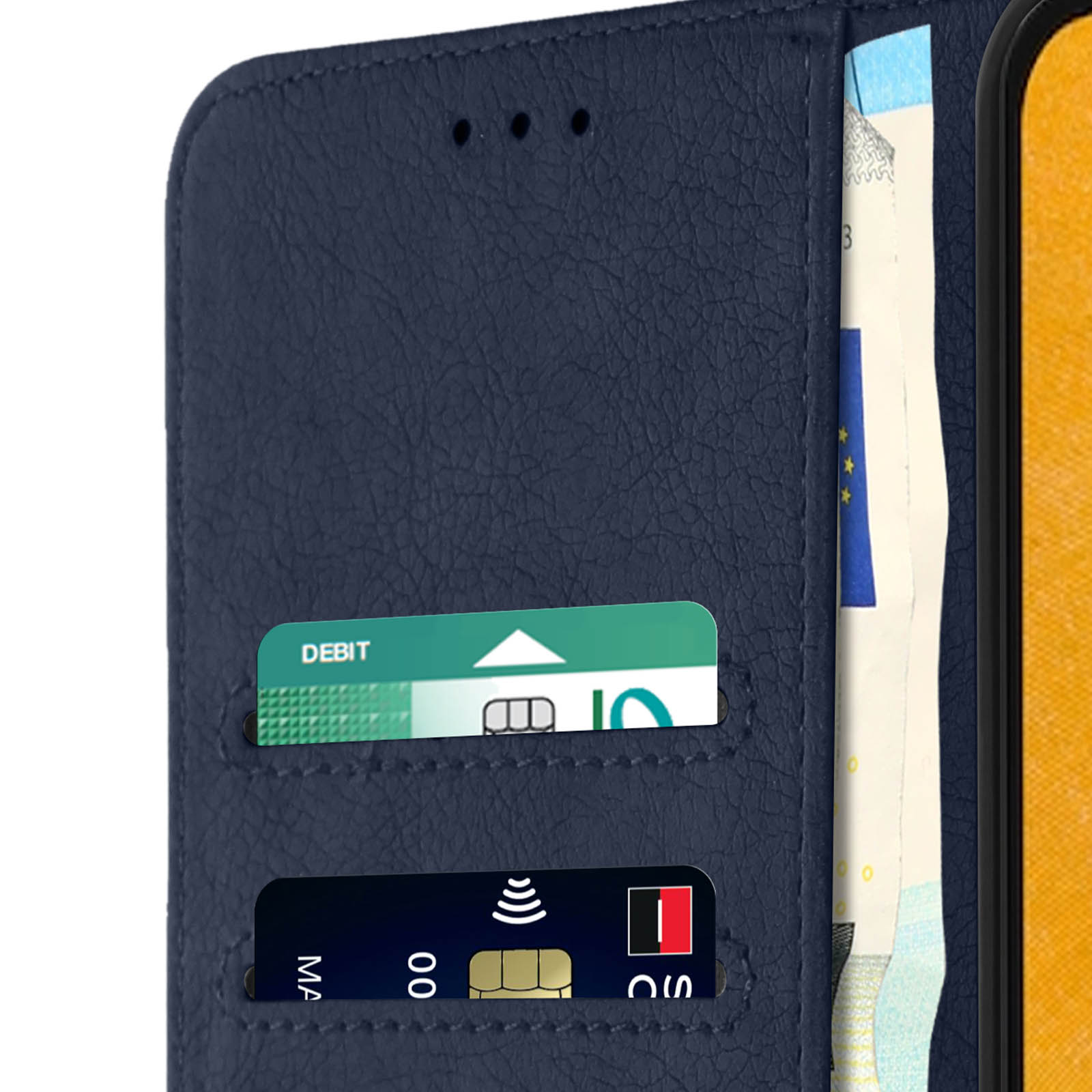 Gros plan sur un étui de téléphone en cuir bleu avec des fentes pour cartes et de l'argent.