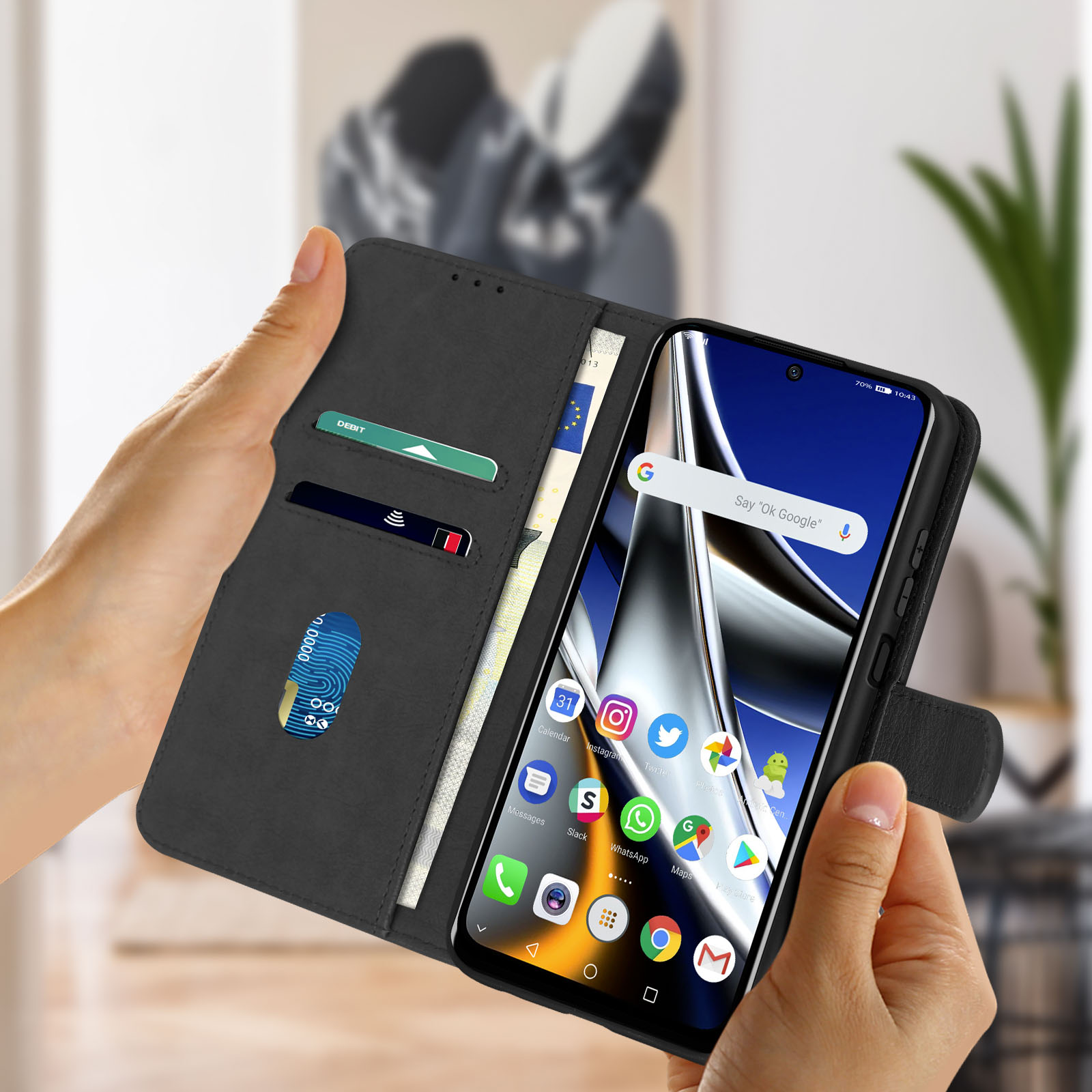 Mani che tengono un telefono in una custodia a portafoglio nera, che mostra app e una carta.