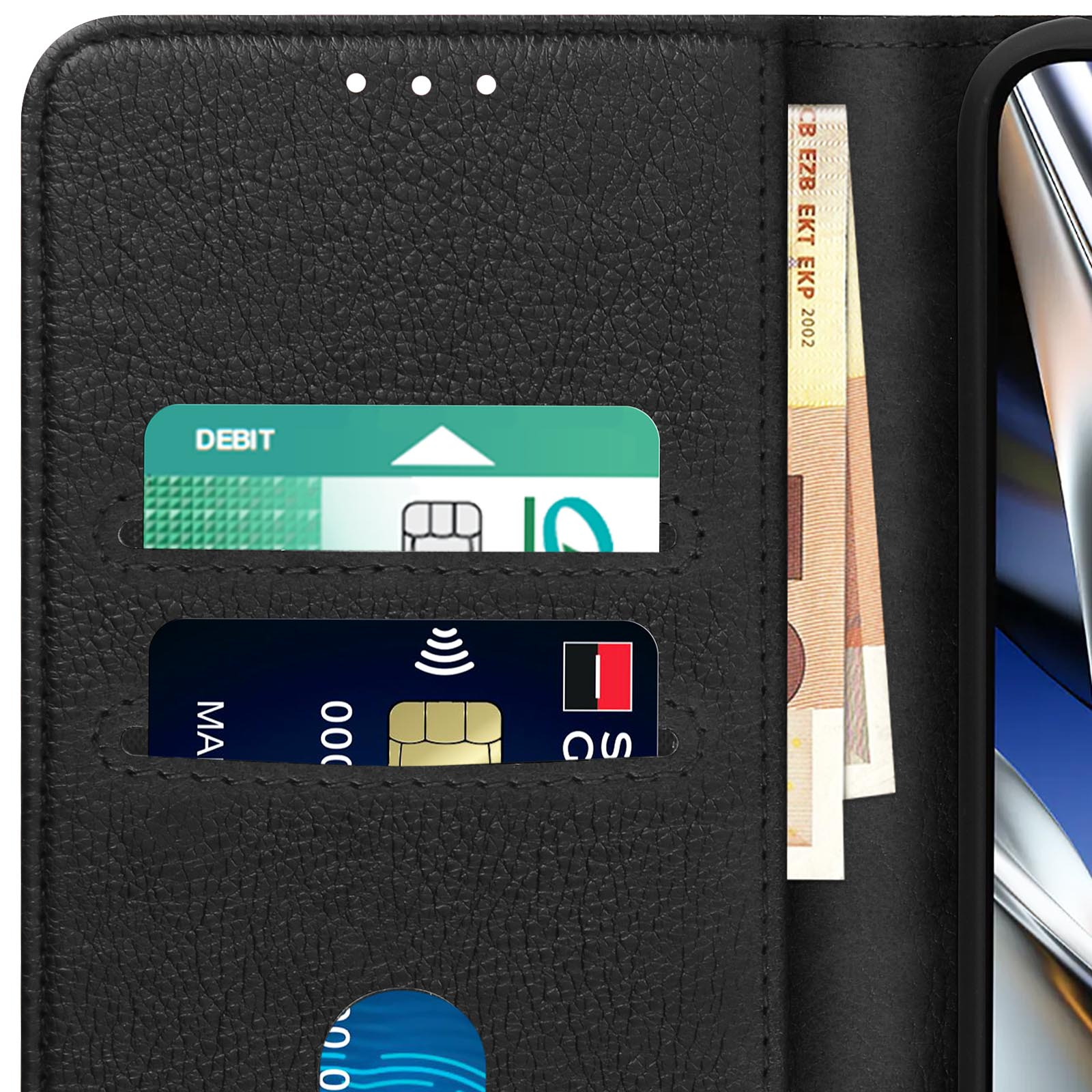 Custodia per telefono in pelle nera con carte e contanti all'interno. Sfondo bianco.