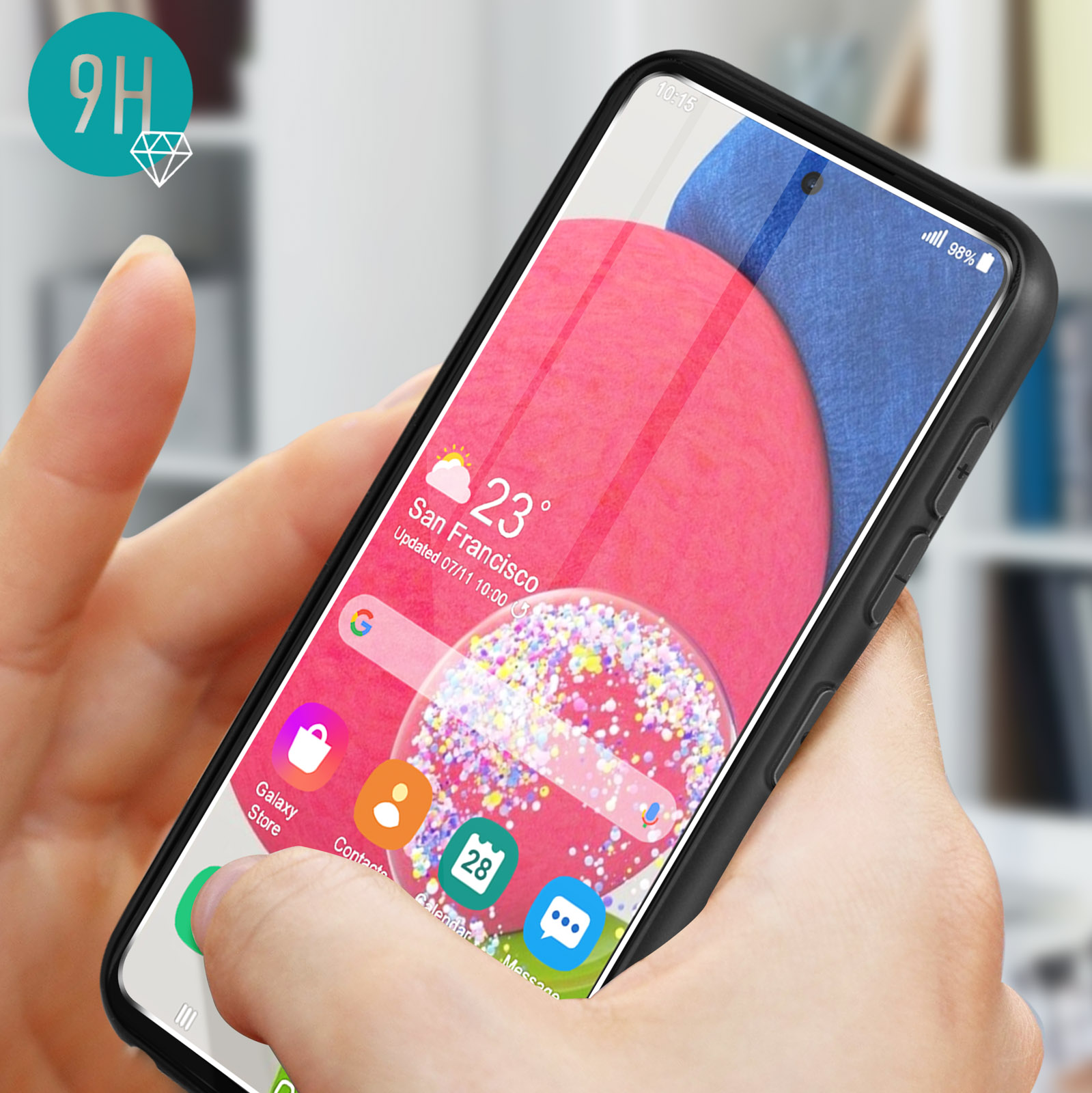 Mano che tiene un telefono con schermo protettivo. Il telefono mostra le icone delle app e l'ora.