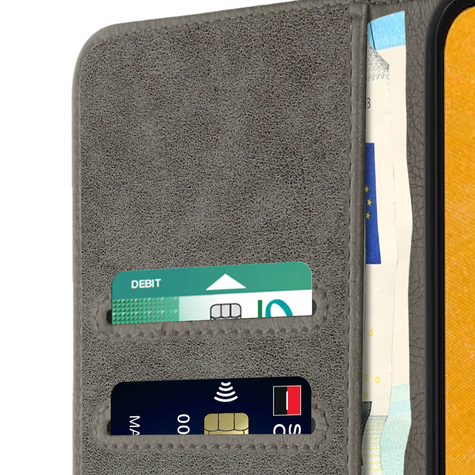 Close-up van een telefoonhoesje met sleuven voor kaarten en contant geld. Twee kaarten zijn zichtbaar.