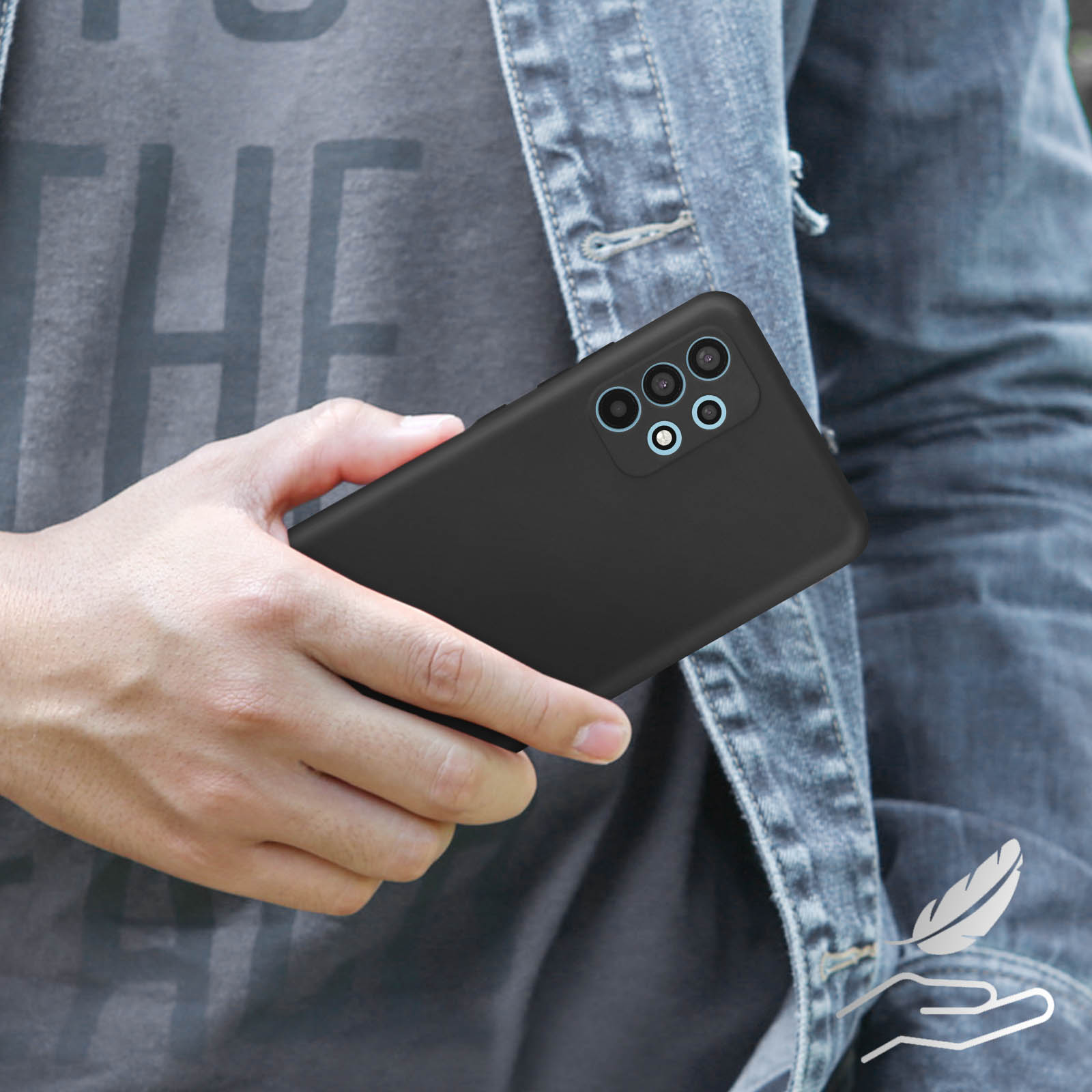 Mano che tiene un telefono nero con più fotocamere. Sfondo giacca di jeans.