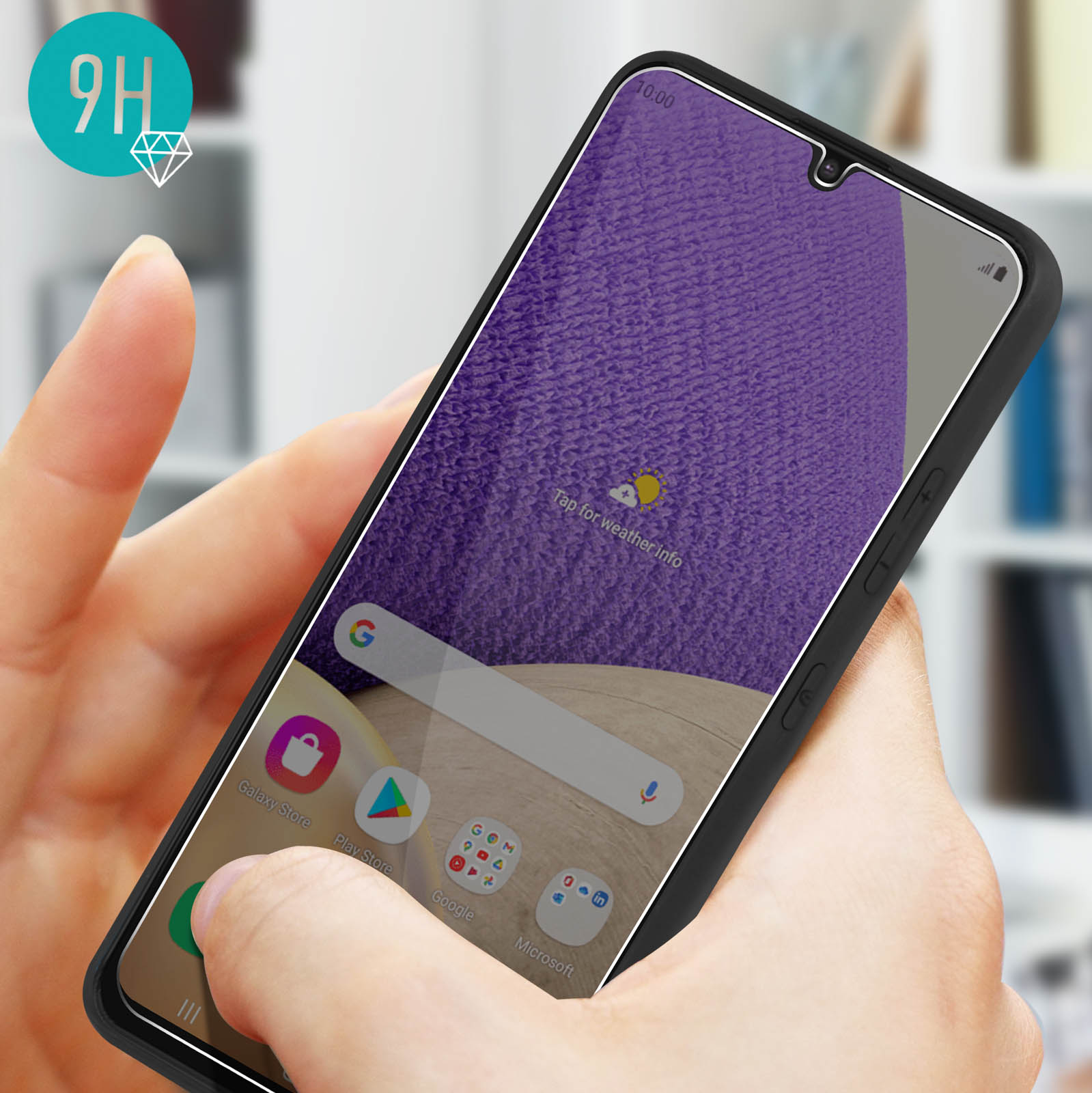Una mano che tiene un telefono con una protezione per lo schermo, che mostra la ricerca Google e le icone delle app.