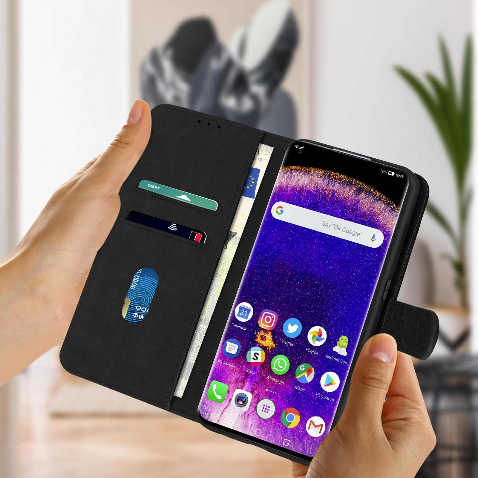 Telefono in una custodia a portafoglio nera. Mostra lo schermo del telefono con app, carte e soldi.
