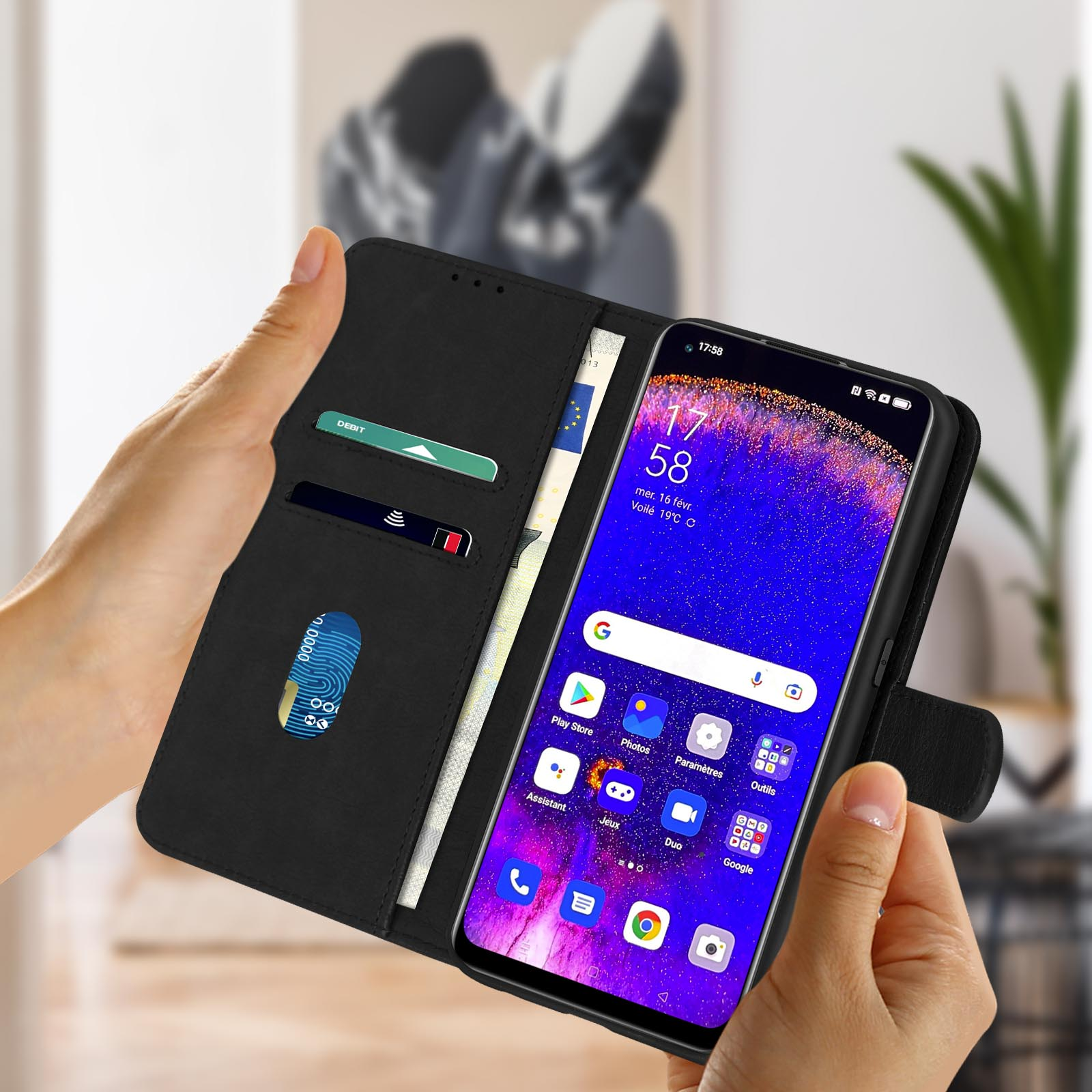 Telefono in custodia nera, mostra la schermata iniziale. Carte di credito e denaro visibili. Custodia nera.