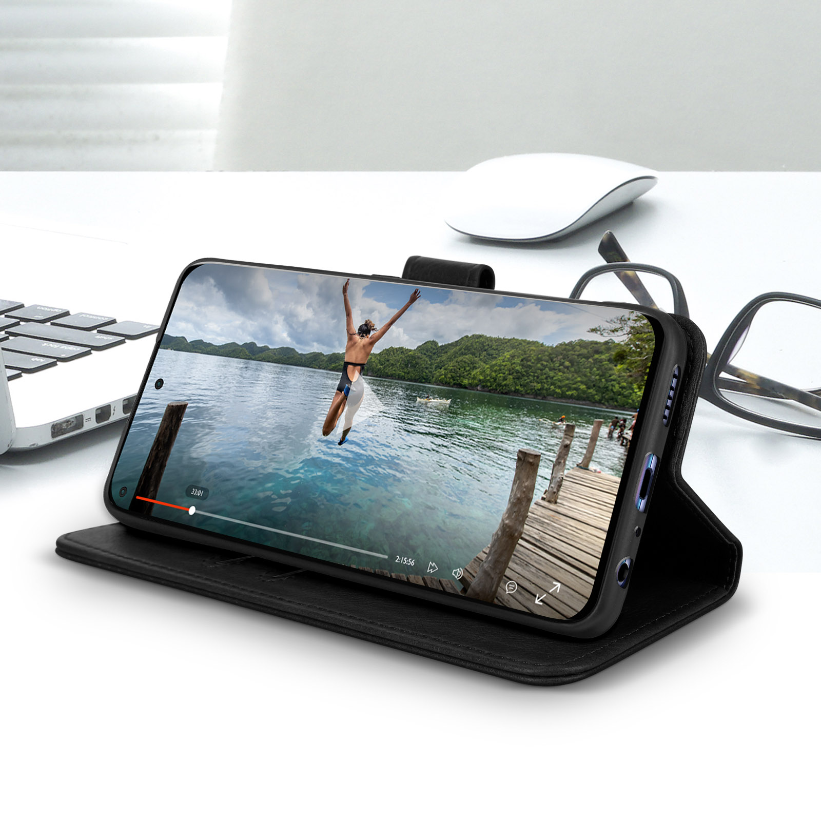 Una custodia per telefono con un telefono che riproduce un video di una persona che salta in acqua.
