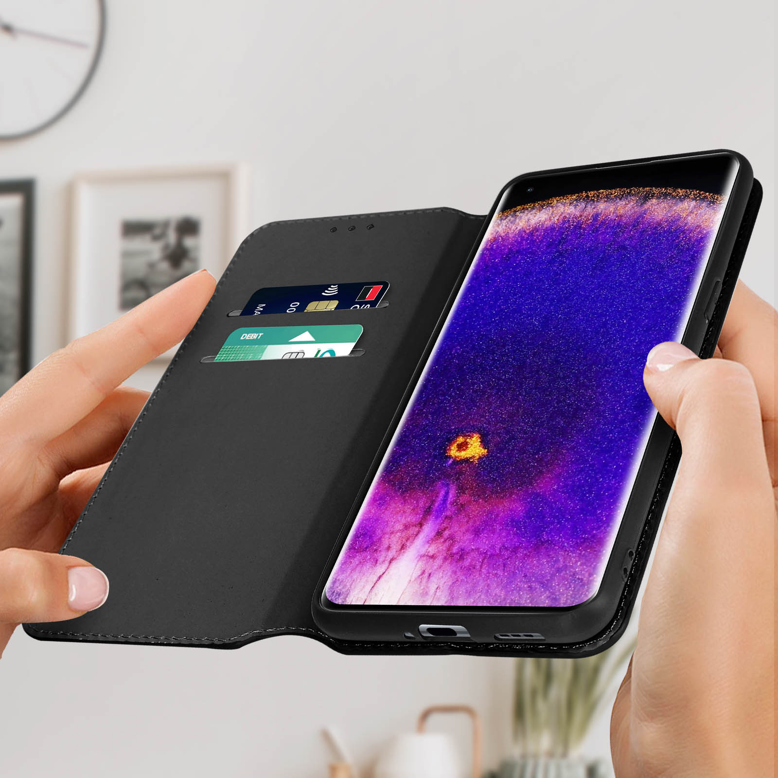 Zwarte telefoonhoes open, met kaarten en telefoonscherm met een galaxy-afbeelding.